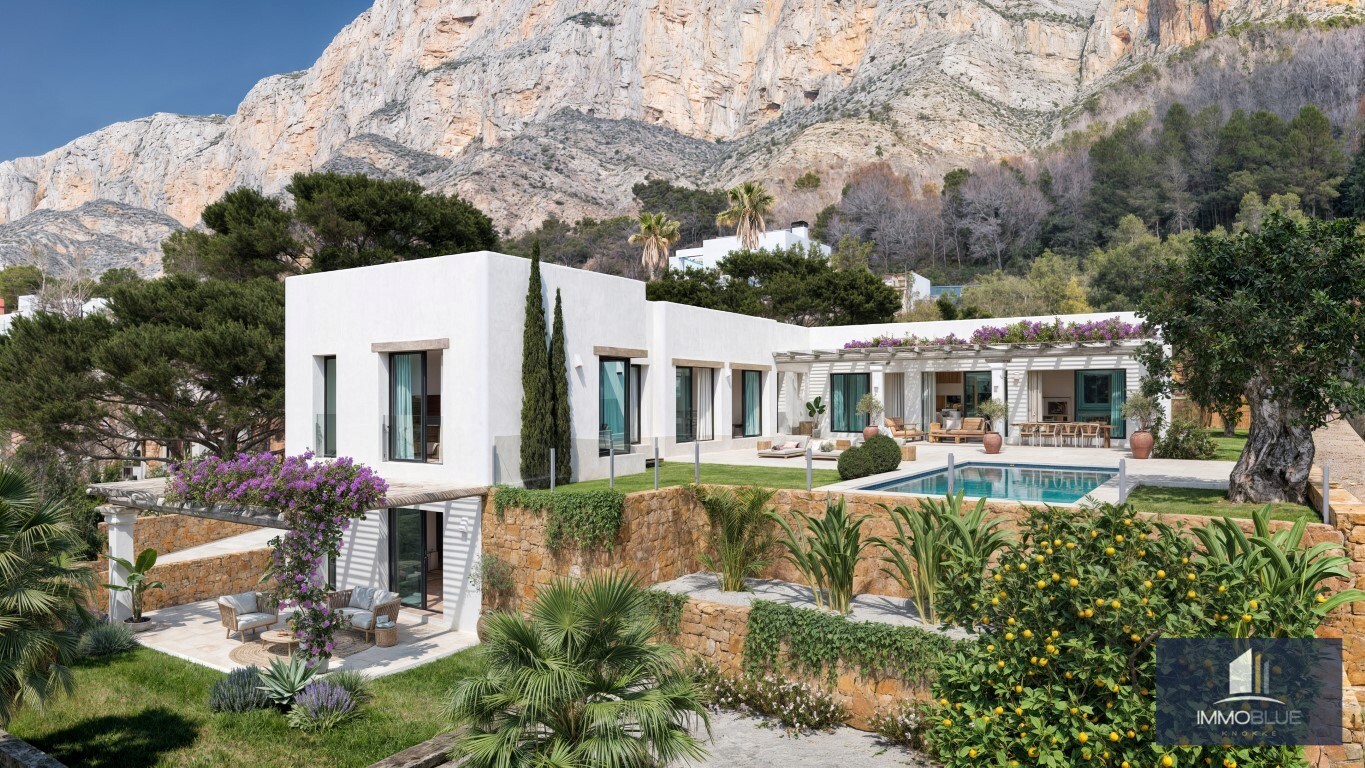 Nieuwbouw luxe villa te koop op de zonnige zuidflank van de Montgó. 