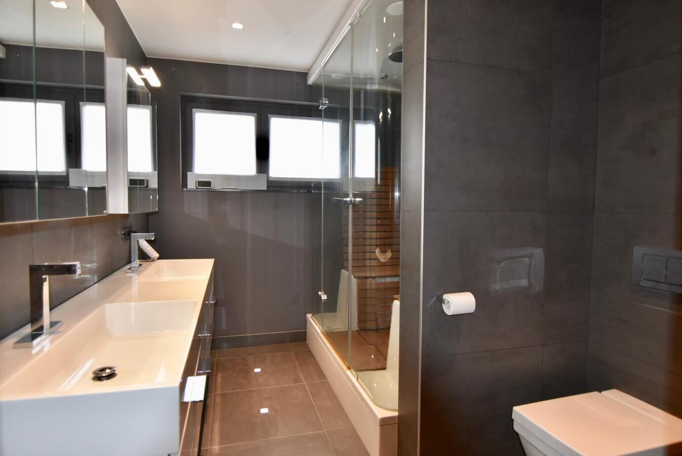 KLASSE APPARTEMENT OP TOPLIGGING AAN ZEE MET MAGNIFIEK TUIN-TERRAS 