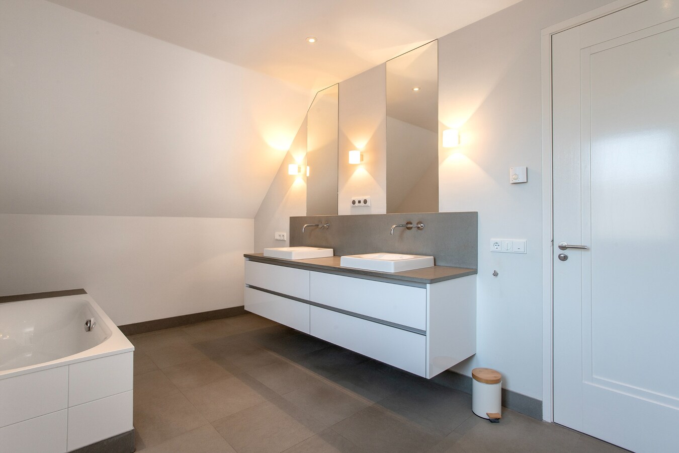 Unieke, onder architectuur gebouwde villawoning met luxe afwerking en prachtig uitzicht op het buitengebied. 