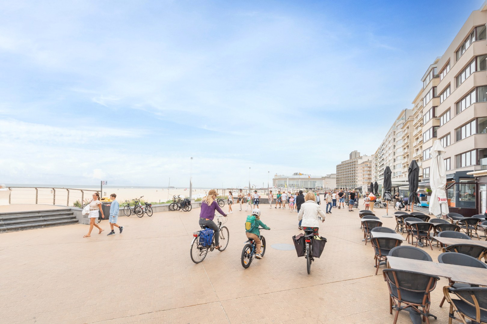 GERENOVEERD APPARTEMENT MET ZIJDELINGS ZEEZICHT: TOPLIGGING !! 