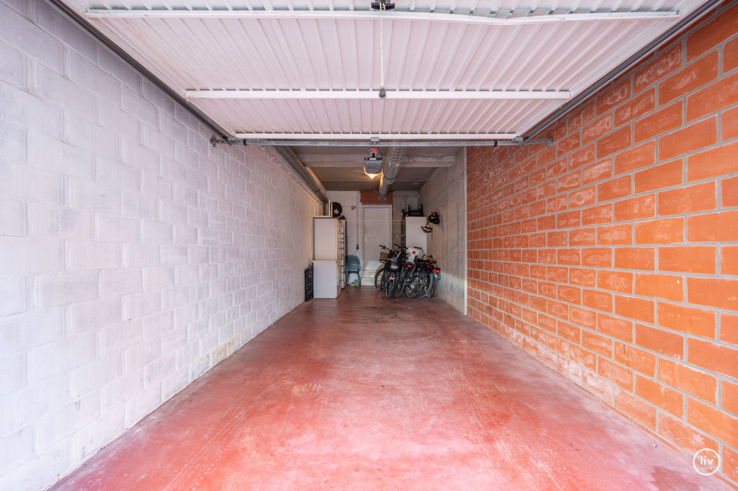 Zeer ruim en zonnig gelijkvloersappartement met 3 slaapkamers, groot zonneterras en mogelijkheid tot aankoop van ruime garage. 
