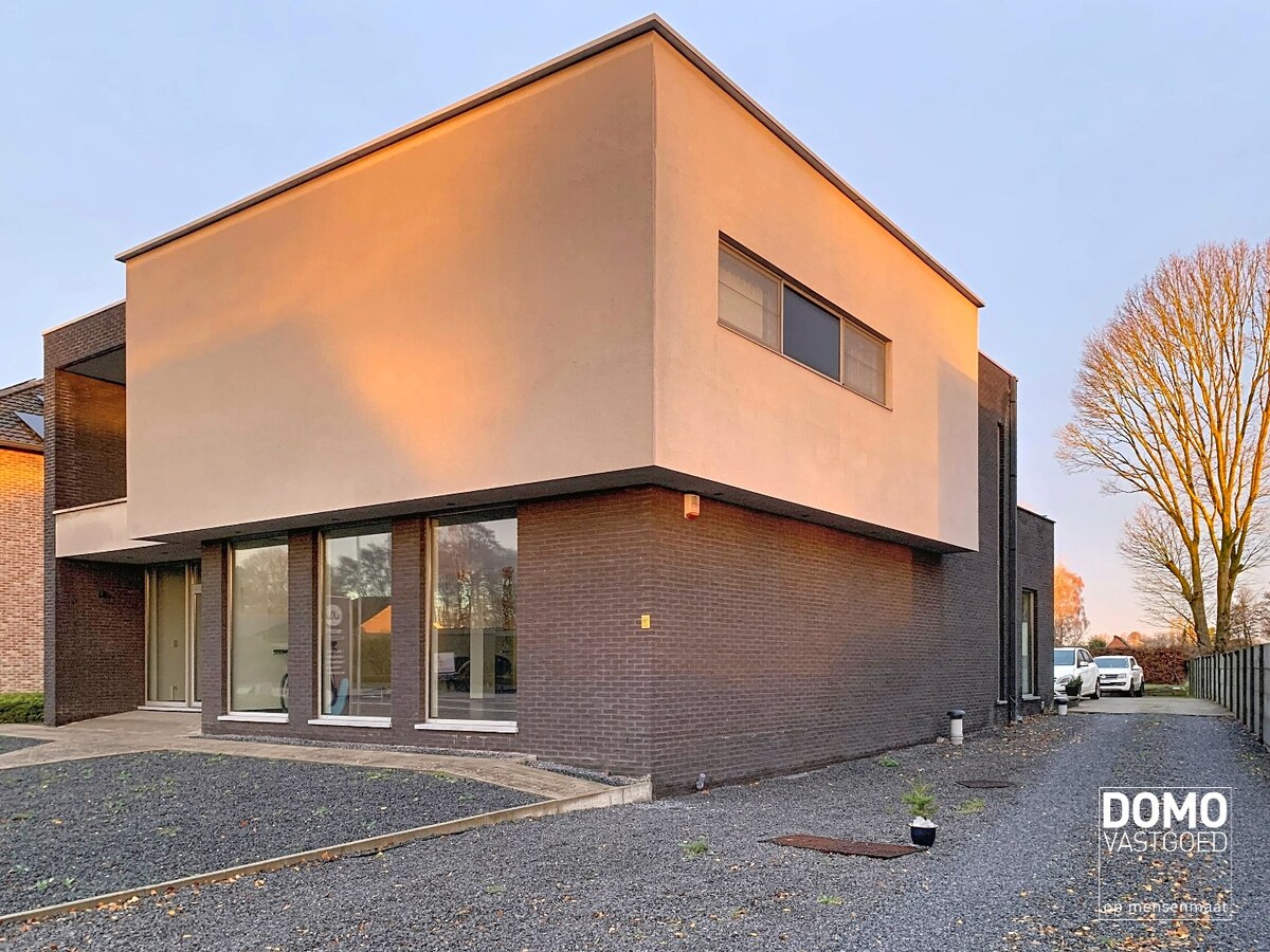 Commerciële ruimte met kelder te huur te Herk-de-Stad 