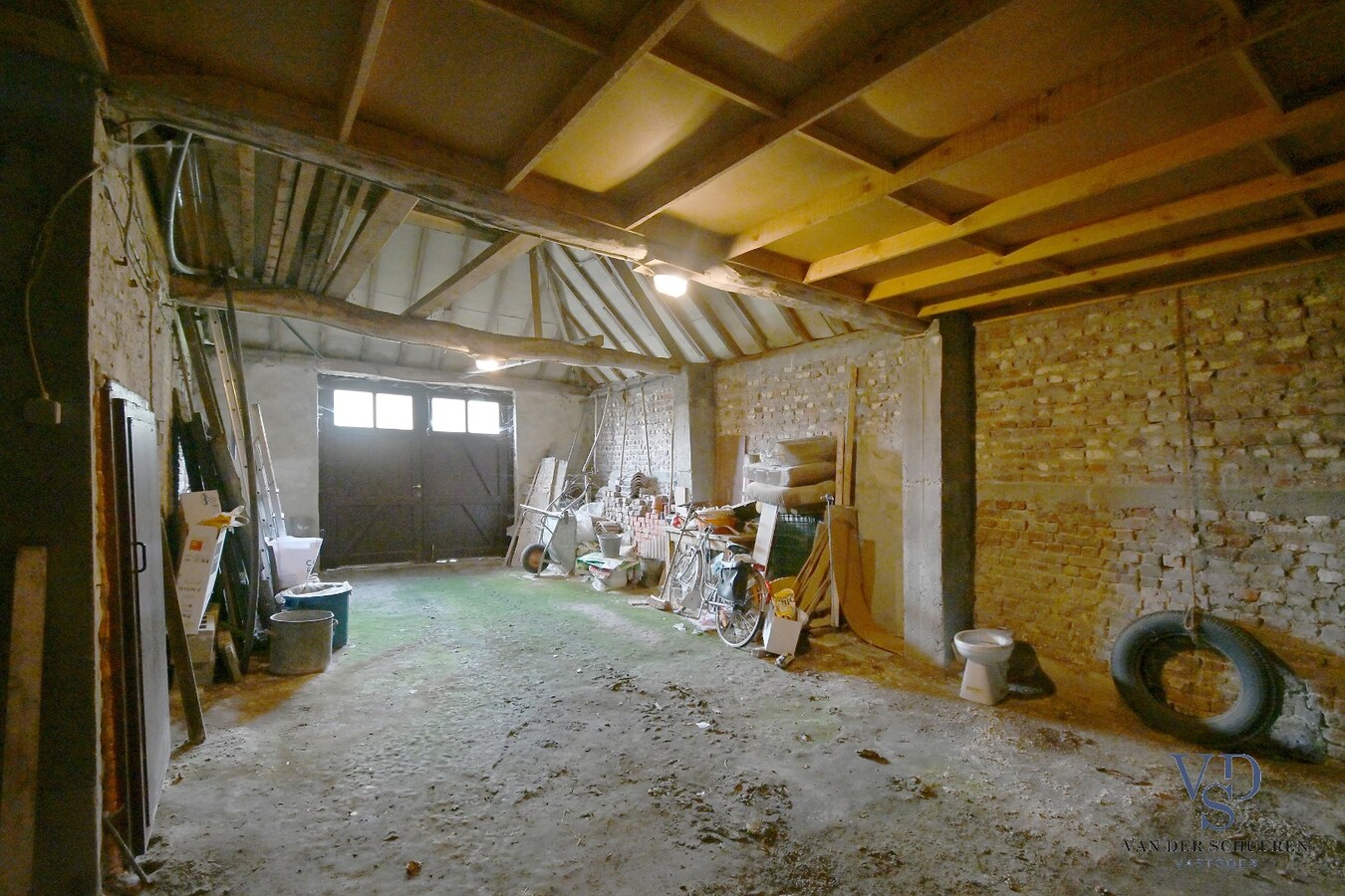 Exceptioneel gelegen eigendom met mogelijkheden. 