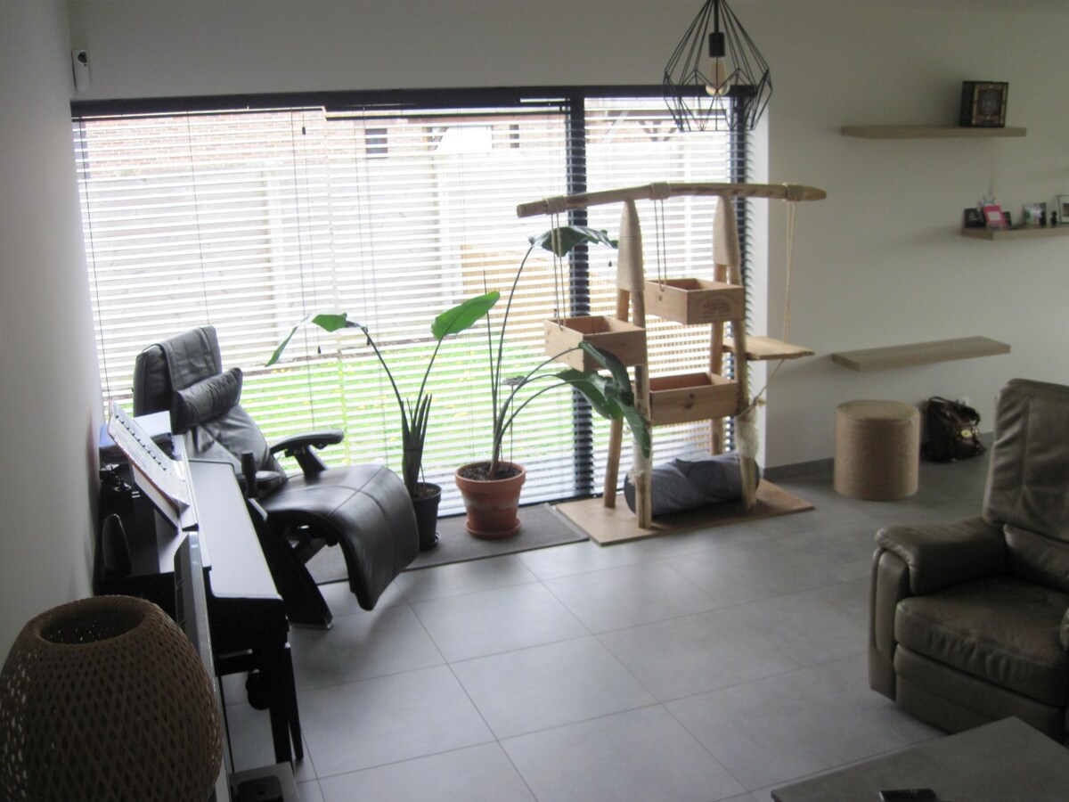 Eigentijdse Half Open Bebouwing met tuin en terras. 