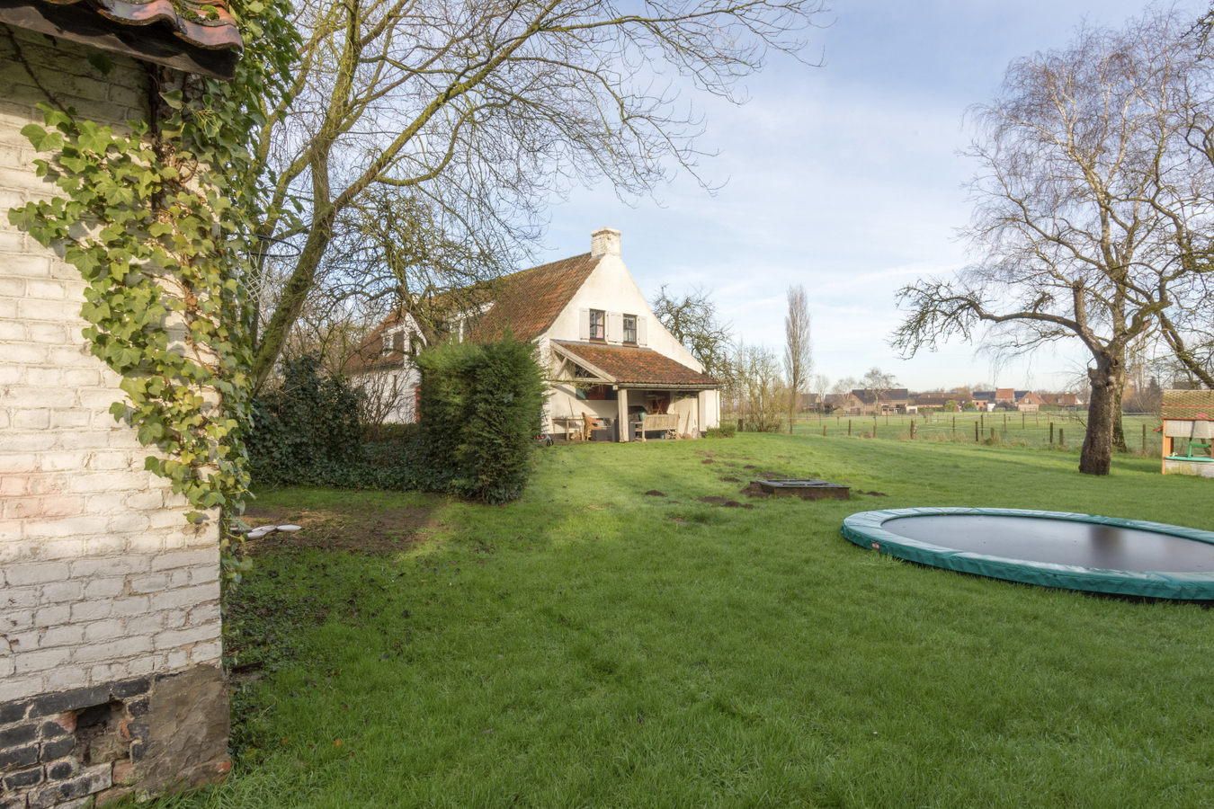 Idyllisch gelegen hoeve-villa met schuur 