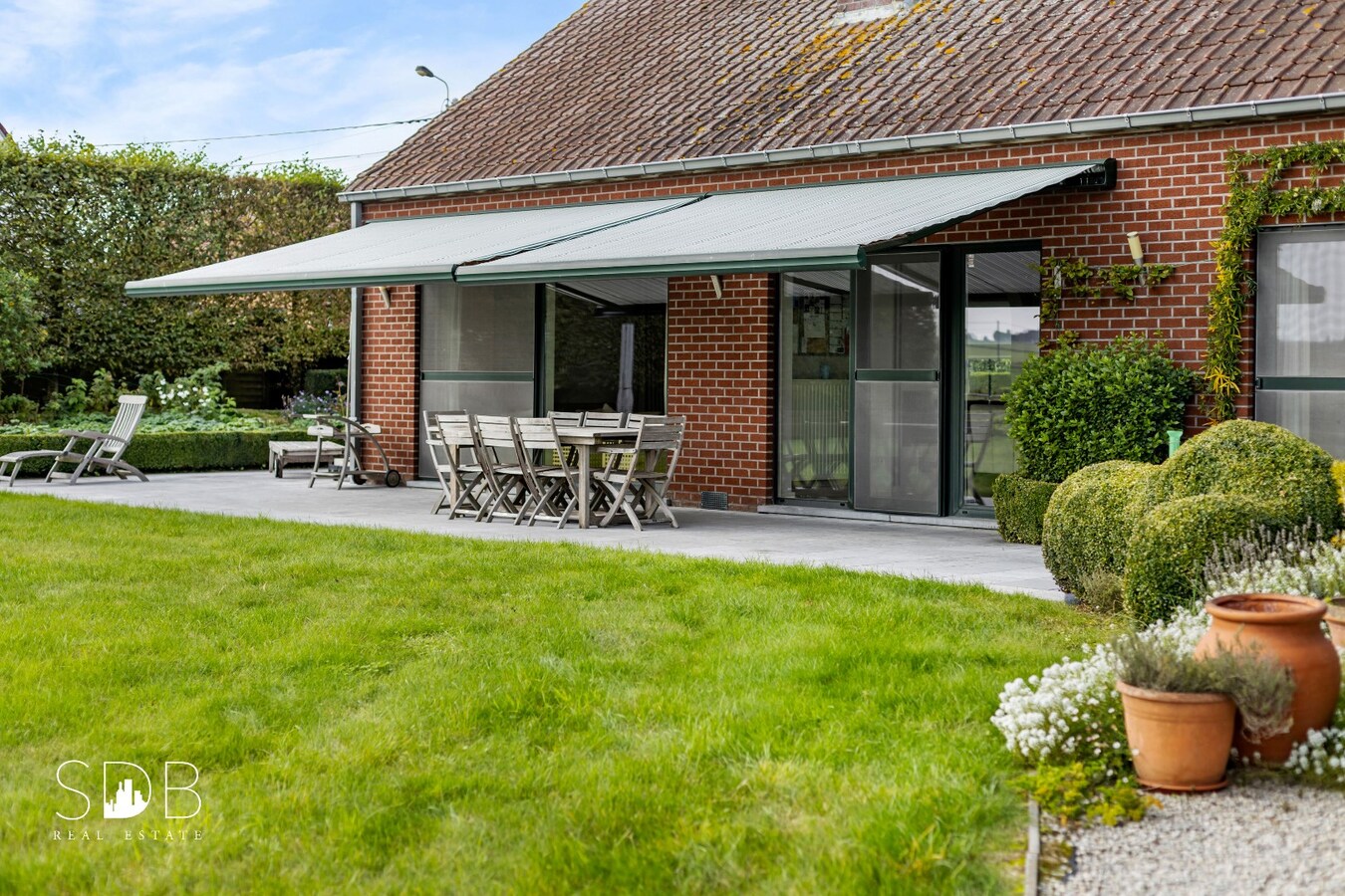Hedendaagse gezinswoning met aanpalende graslanden en stallen op 5.030m² 