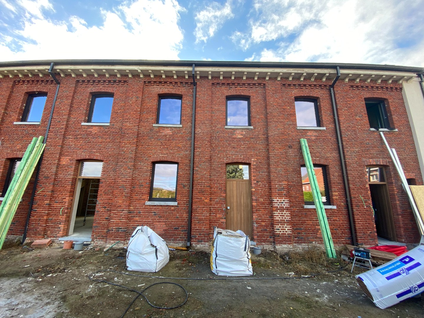 Unieke gerenoveerde kloosterwoning op centrale ligging te Nieuwenhove! 