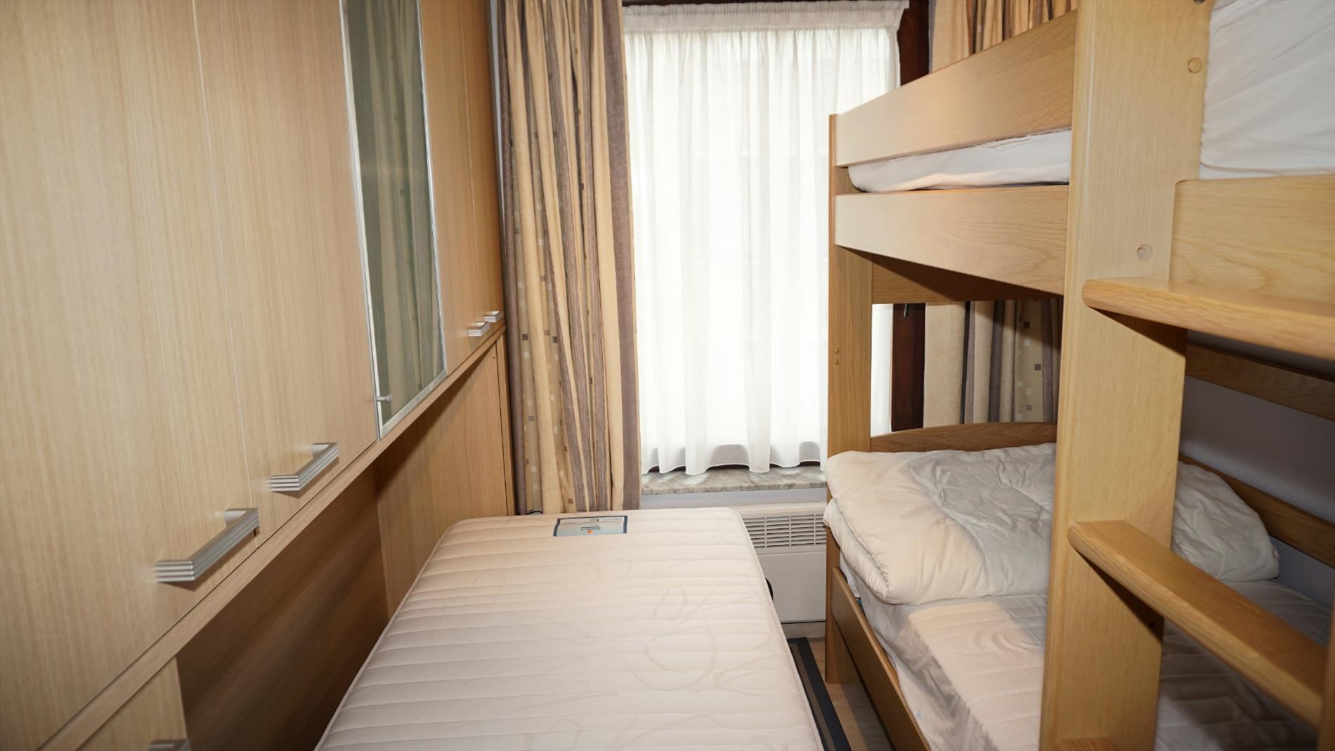 APP. MEUBLE - 2 CHAMBRES A COUCHER - BELLE VUE SUR LE PORT 