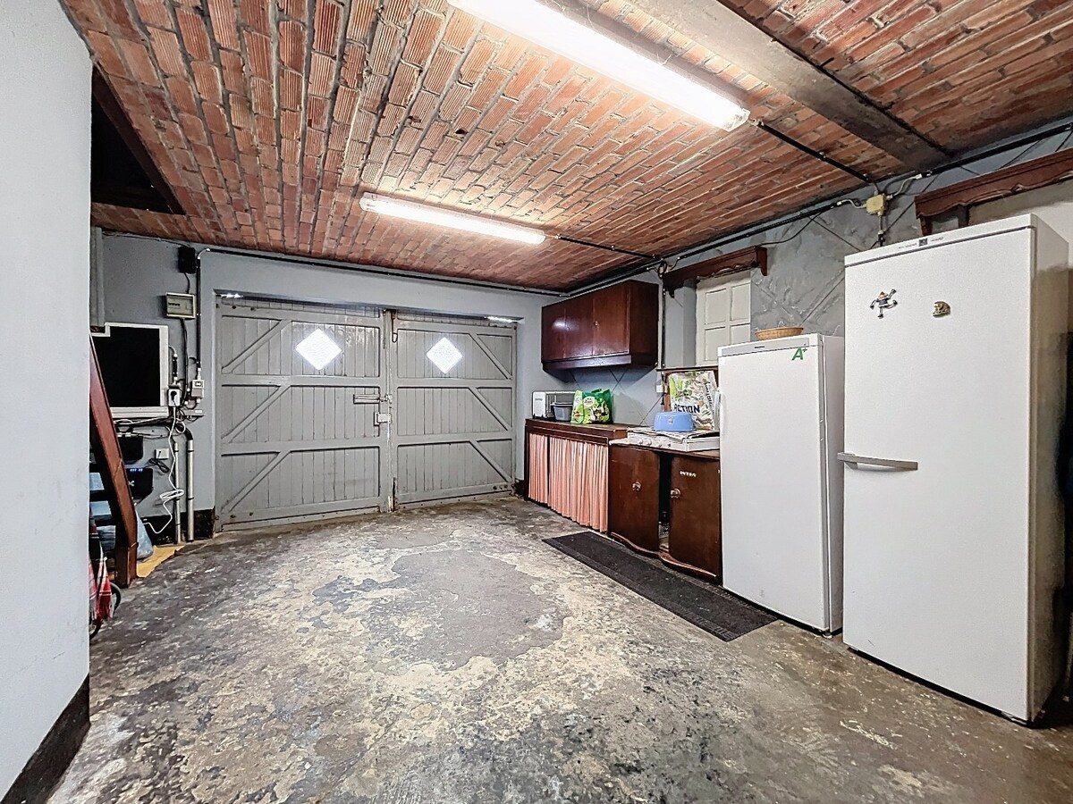 Ruime, solide jaren '50 woning met 2 garages te Nederzwalm 