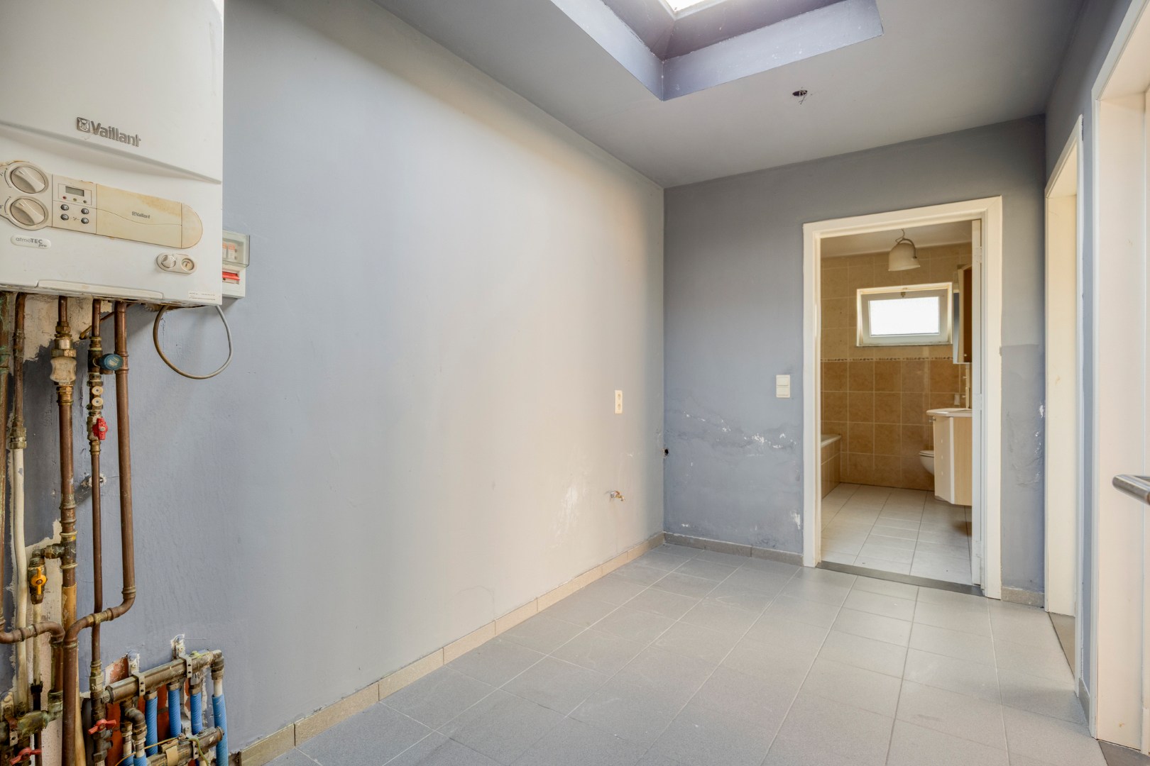 Op te frissen opbrengsteigendom met 3 appartementen en garage in Leopoldsburg 