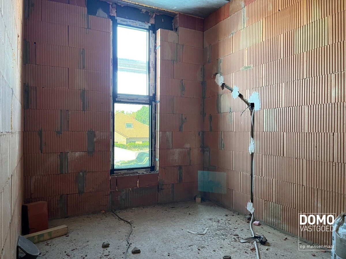 MODERNE NIEUWBOUWWONING IN AANBOUW TE KURINGEN 