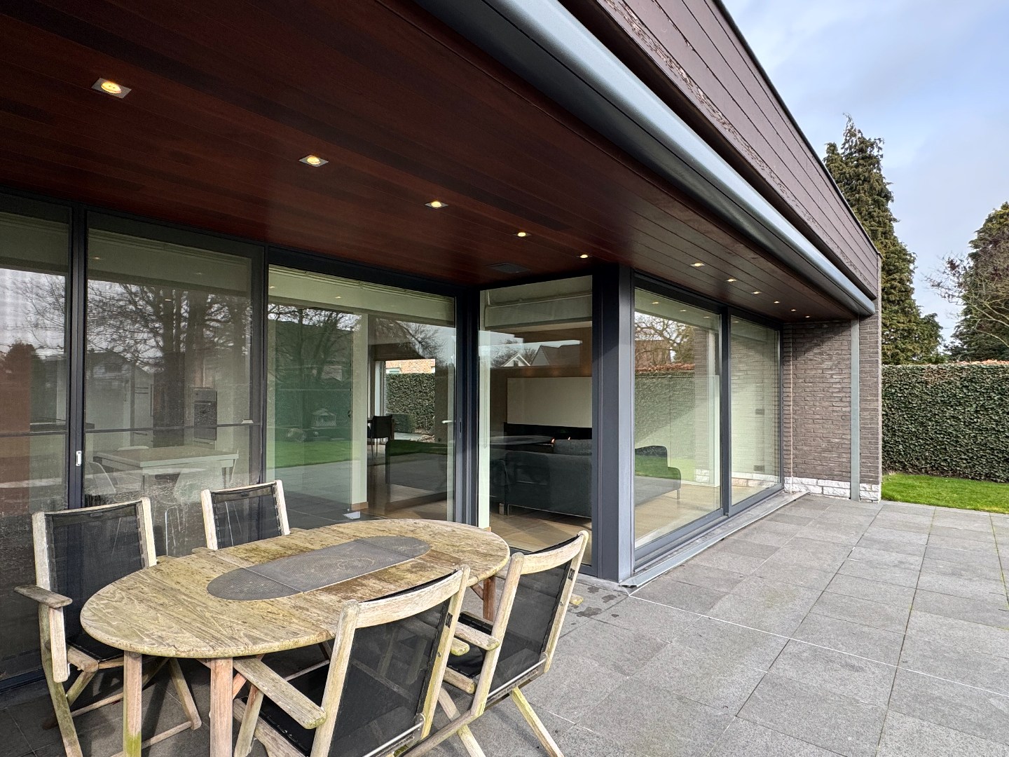 Stijlvolle villa op 909 m² met garage en afgesloten tuin 