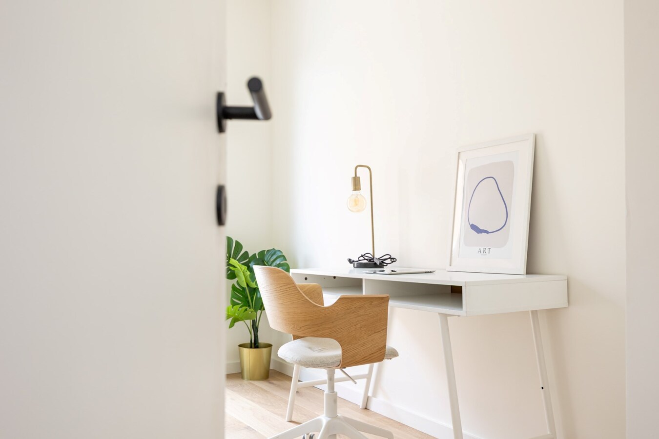 Gerenoveerd glvl appt met tuin te Kontich! 