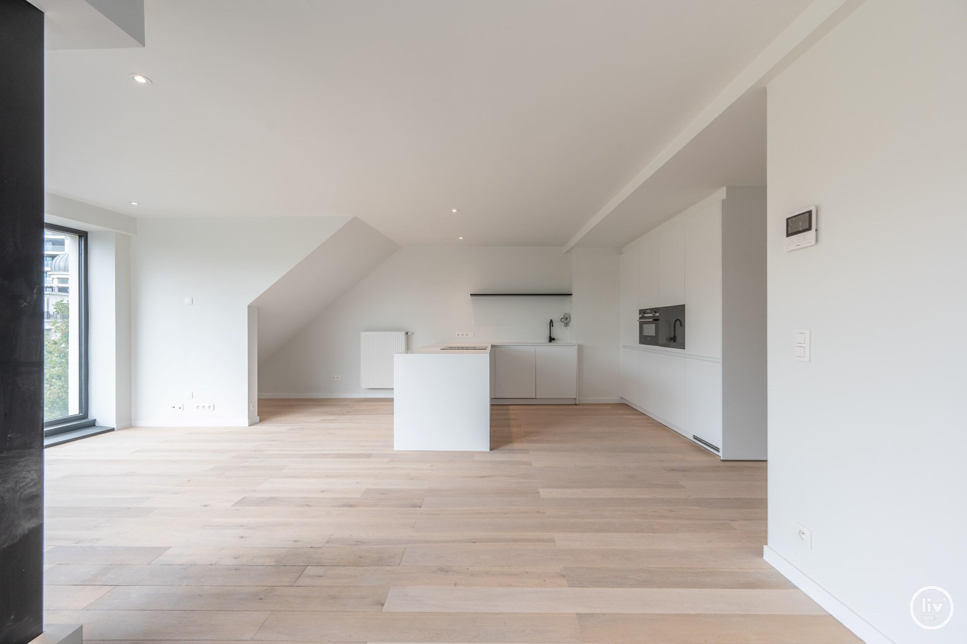 Nieuwbouw duplex in volledig gerenoveerd gebouw van 2021, centraal gelegen nabij Duinenwater, waardoor alle winkels en openbaar vervoer bereikbaar zijn op wandelafstand. 