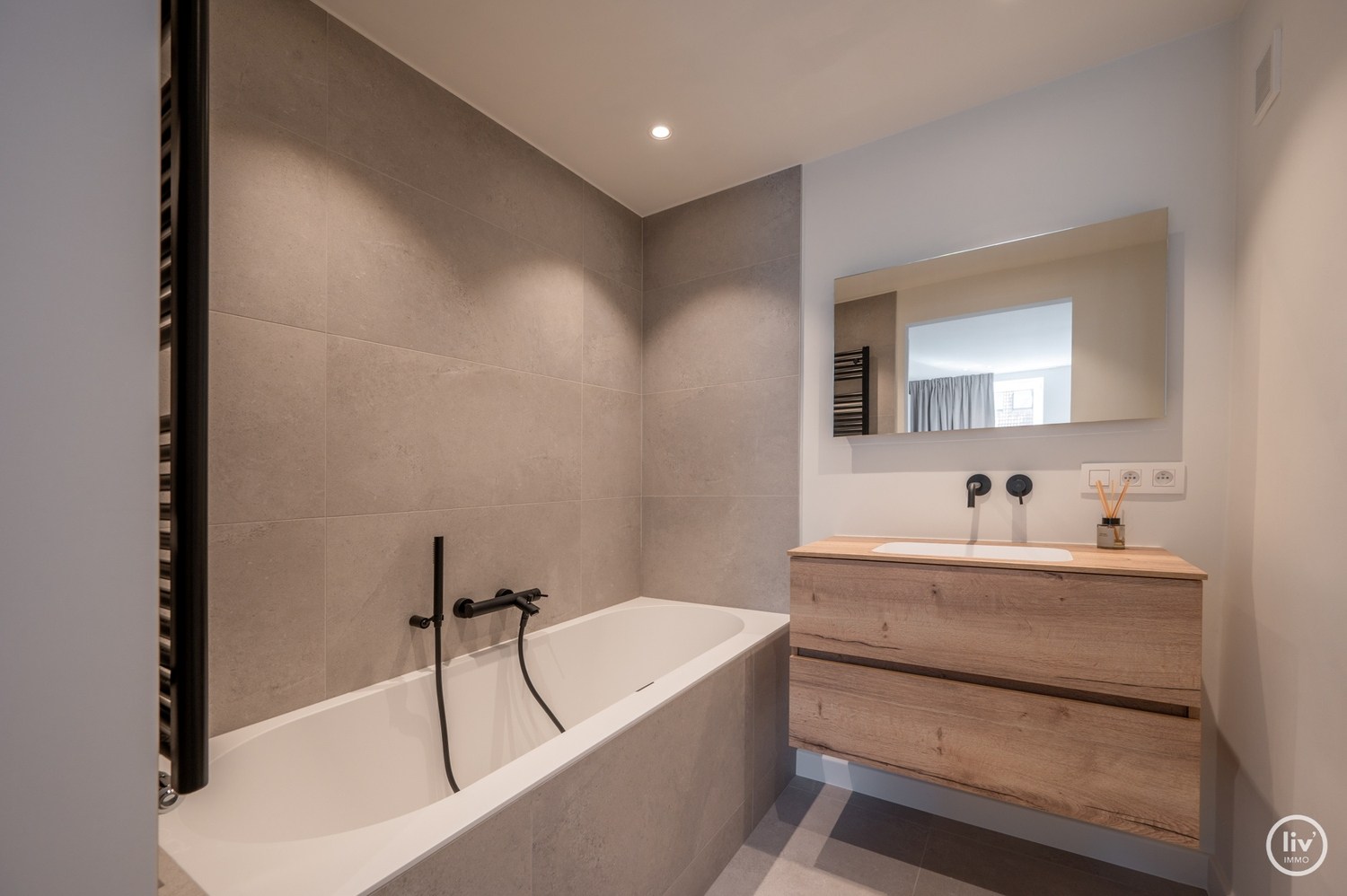 Prachtig, ruim gerenoveerd appartement met een mooie gevelbreedte van 7 m, gelegen op de Lippenslaan te Knokke. 