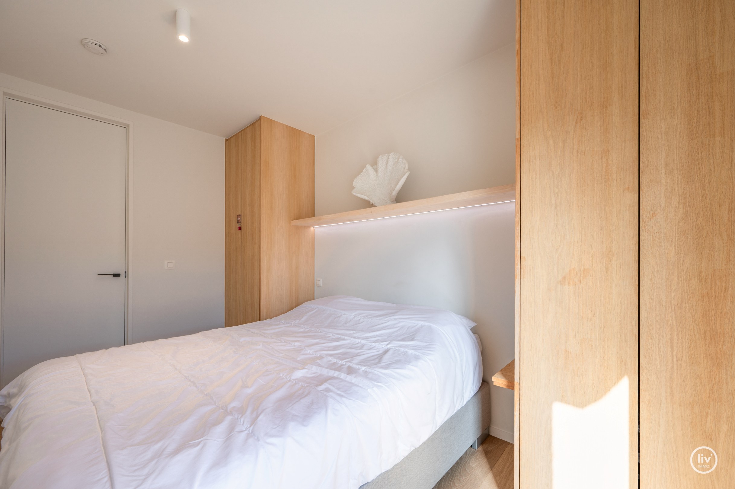 Appartement élégamment rénové avec deux chambres et deux terrasses, situé au centre de Knokke. 