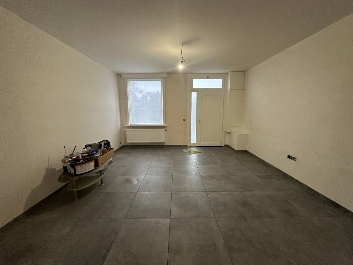 Vlot bereikbare woning met terras, tuin en achterliggende garage 
