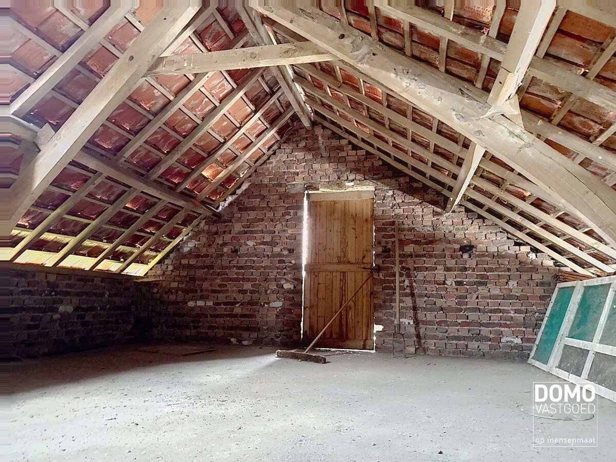 Karaktervolle woning met tal van mogelijkheden en voorzien van paardenstallingen 