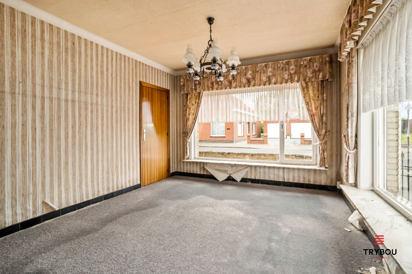 Centraal gelegen, halfopen woning met kleine loods en garage. 