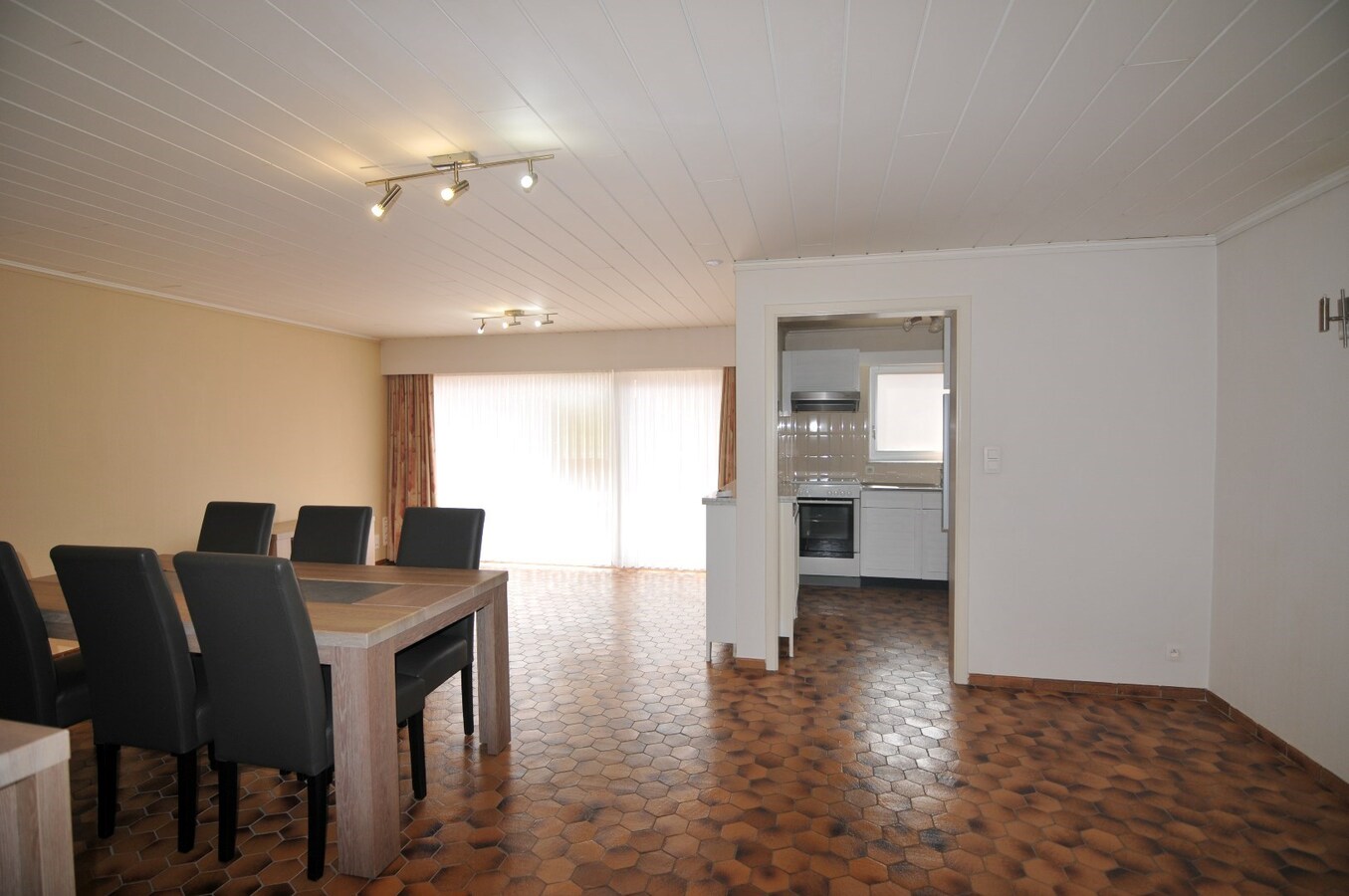 Ruim appartement 3 slaapkamers en garage 