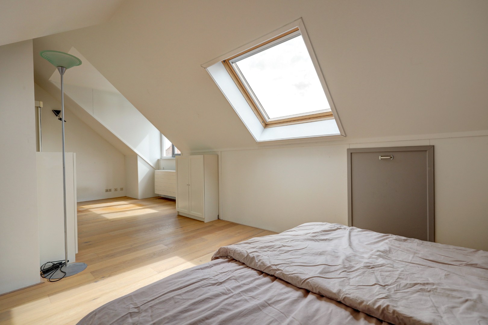 Luxe en royale 5-kamer 2-onder-1-kap woning met garage, eigen parkeerplaats, sauna én zonnige tuin op het zuiden en gelegen in een rustige straat! 
