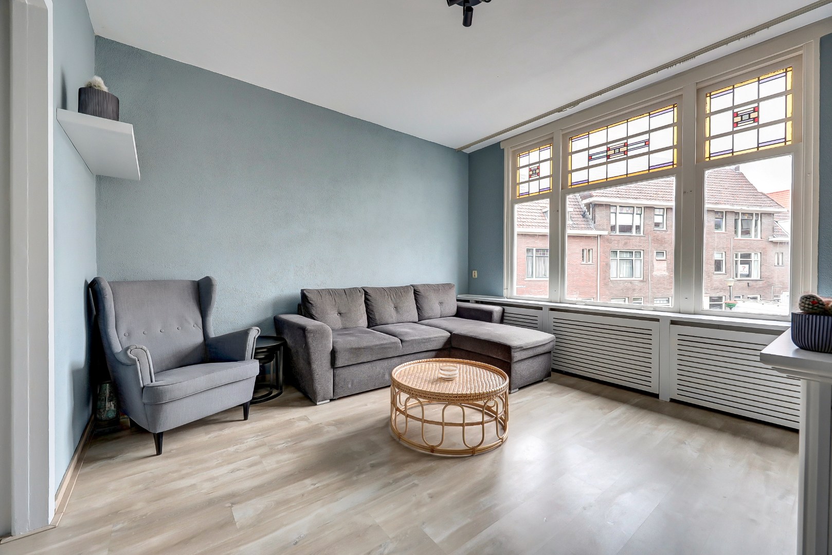 Sfeervol en karakteristiek jaren '30 bovenwoning met prachtige glas-in-lood details, 2 goede slaapkamers, ruime keuken en badkamer en gelegen op eigen grond! 