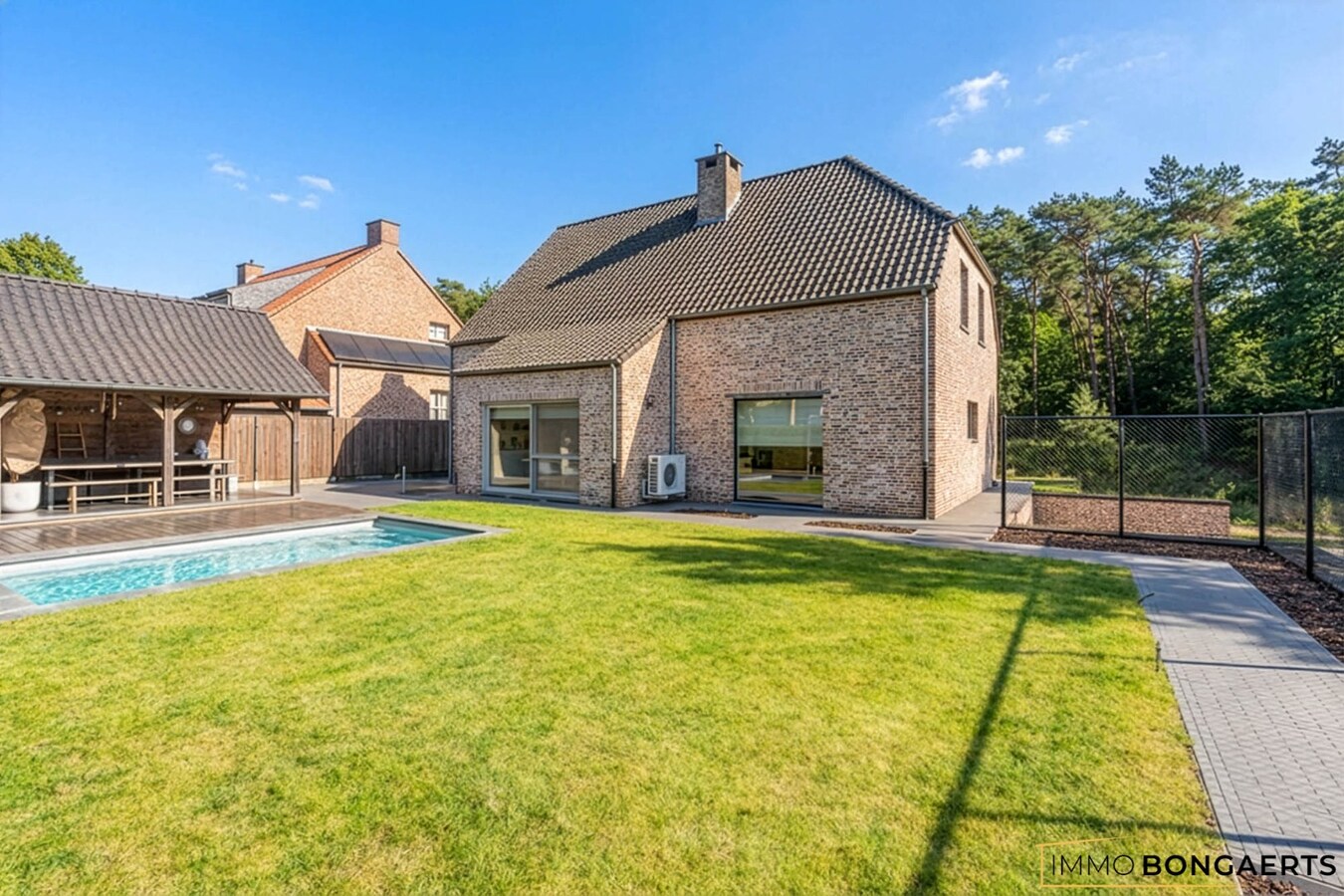 Prachtig afgewerkte woning met praktijkruimte 