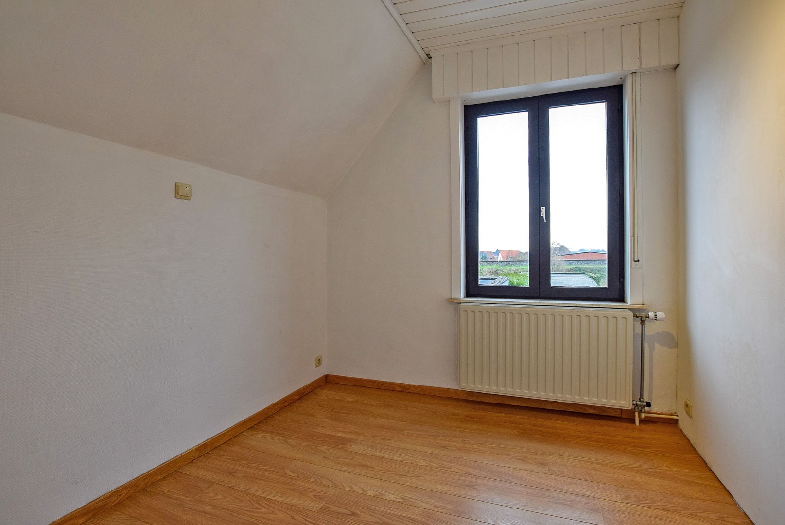 Instapklare gezinswoning met 3 slaapkamers en garage in het centrum van Diksmuide. 