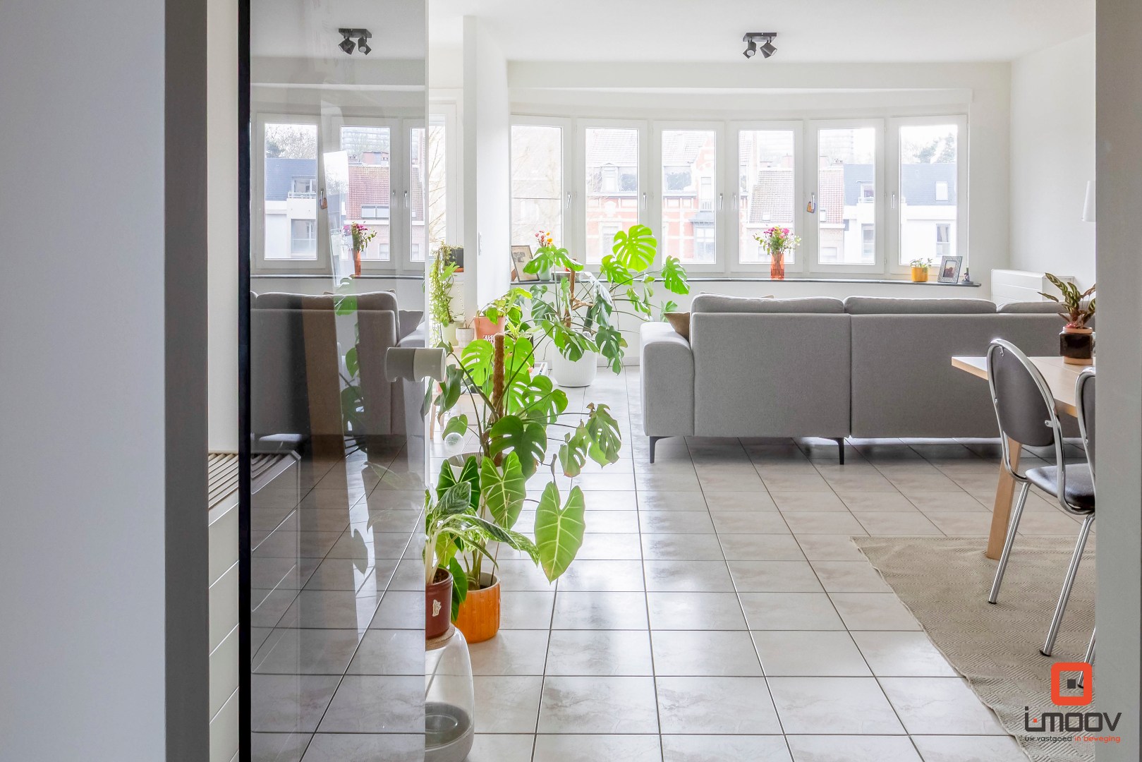 Lichtrijk tweeslaapkamer appartement met uniek waterzicht op Coupure Rechts 