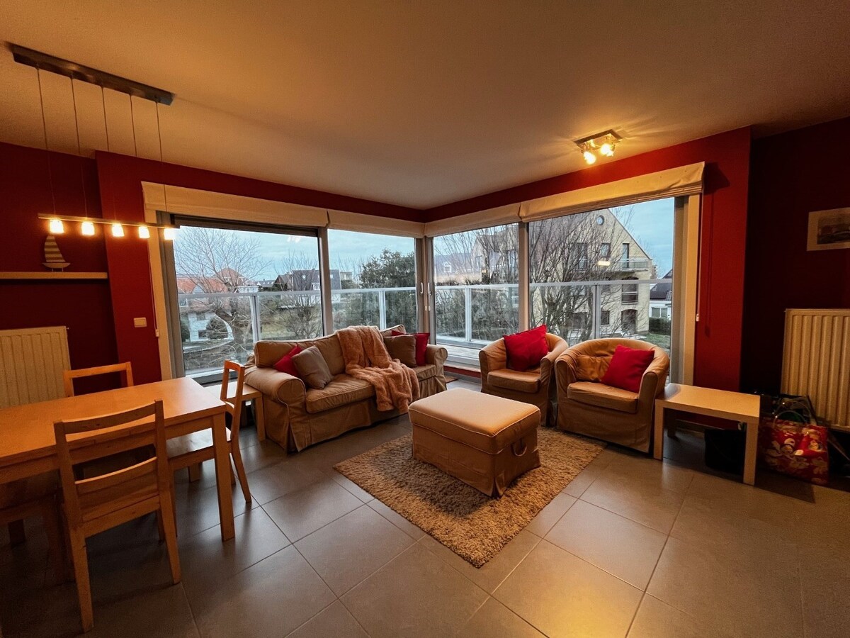 Comfortabel, recent appartement met terras nabij de Zeedijk, aan tramhalte gelegen 