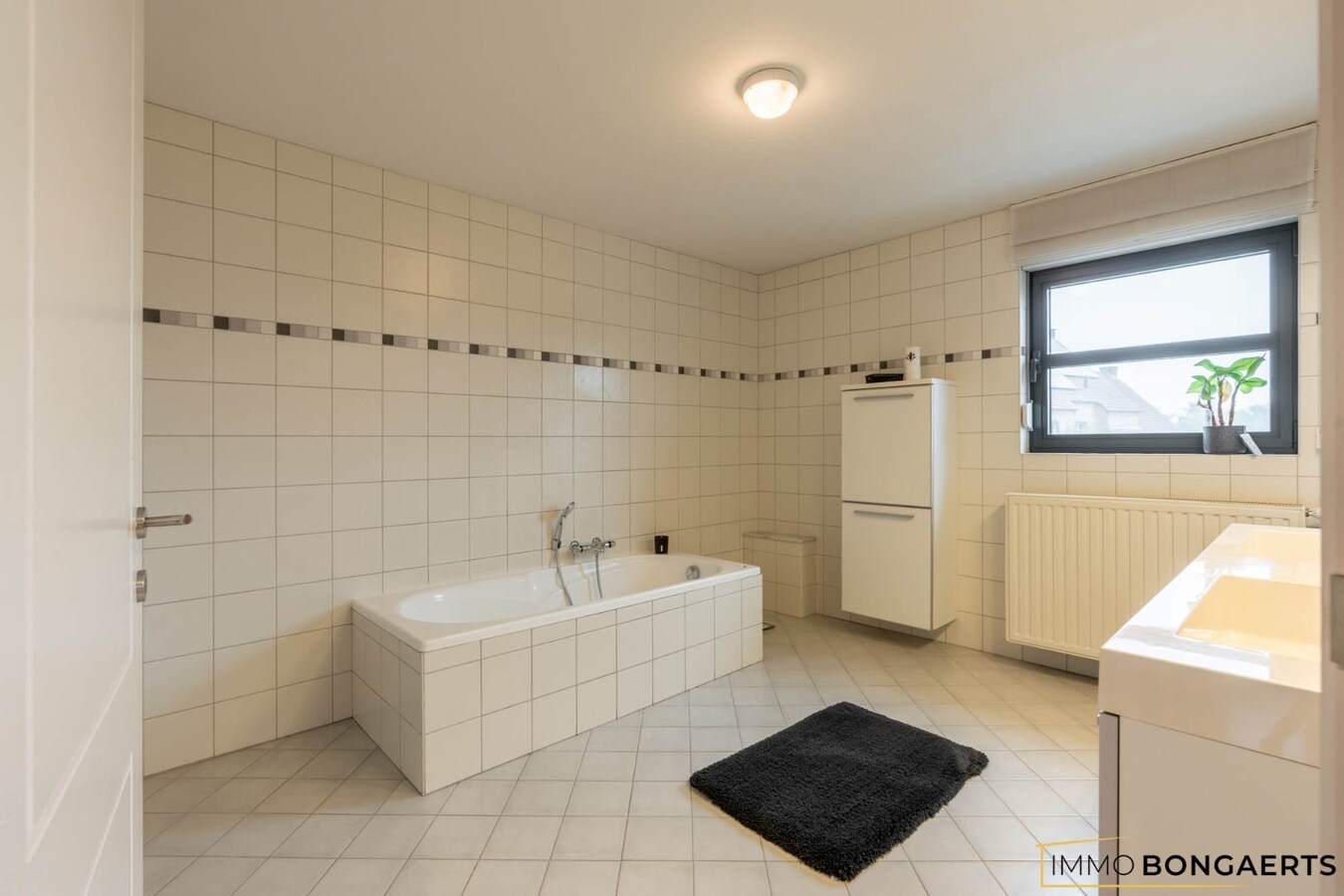 Ruime instapklare woning in het centrum van Neeroeteren met tuin, garage en 3 slaapkamers. 