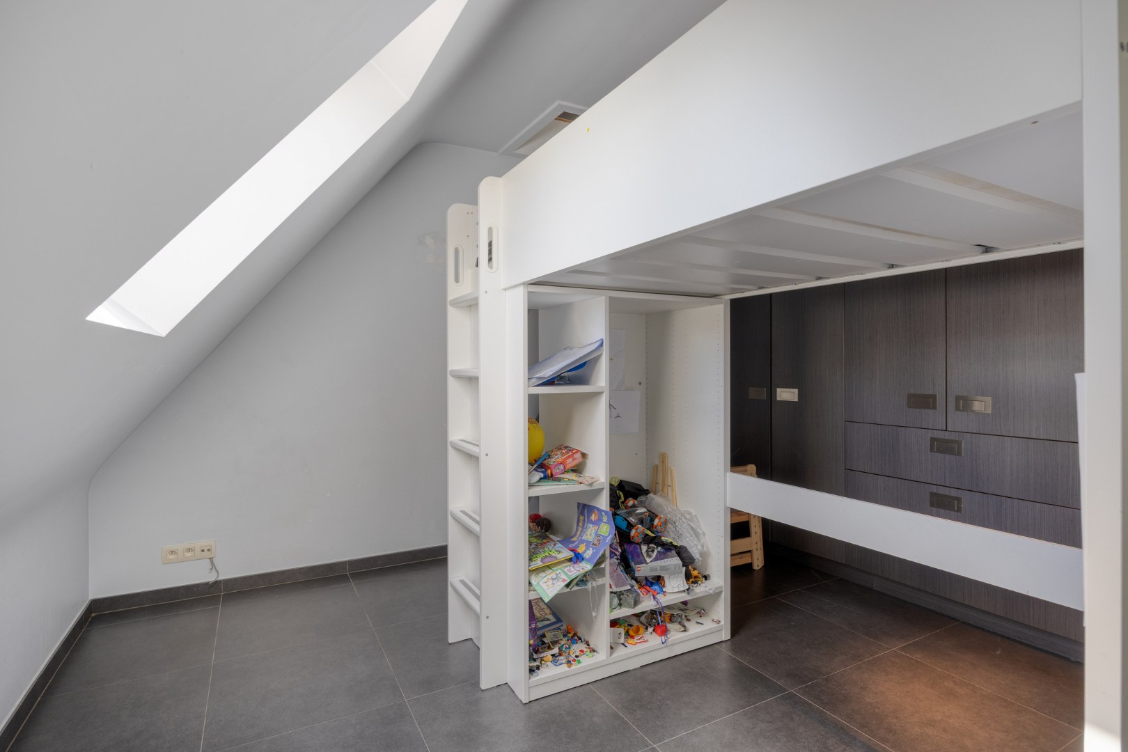 Instapklaar dakappartement met 2-3 slpk. en ruim terras in Olen-centrum 