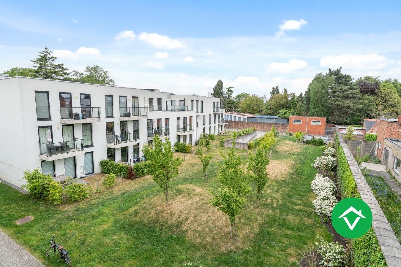 Recent, instapklaar appartement met één slaapkamer, ruim terras en autostaanplaats te Roeselare 