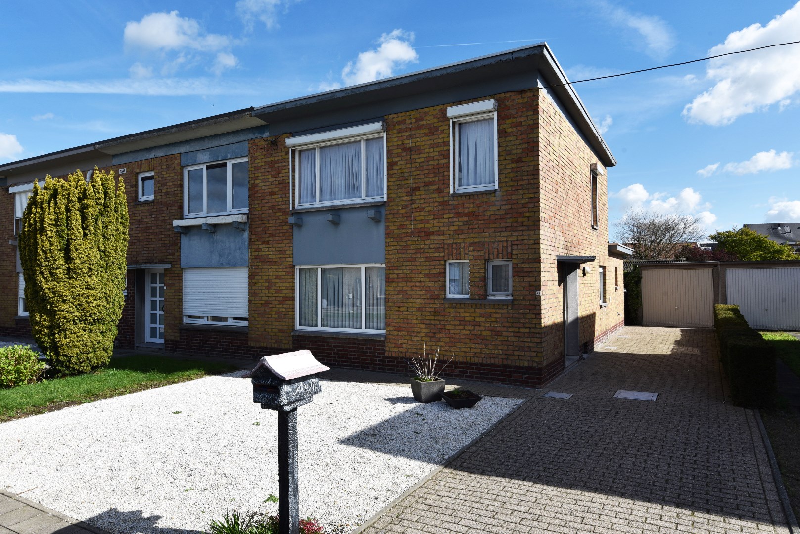 Op te frissen woning met 3 slpks, garage en tuin, rustig gelegen te Adegem 