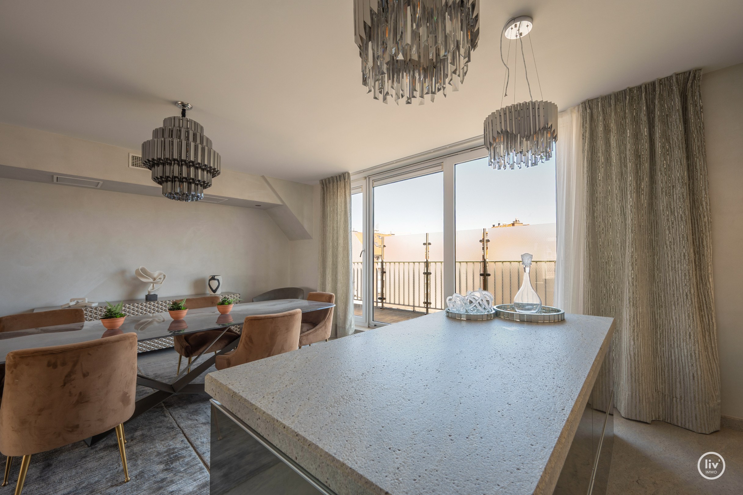 Prachtig en ruim 3-slaapkamerappartement met mooie terrassen en magnifiek open zicht alsook zeezicht.. 