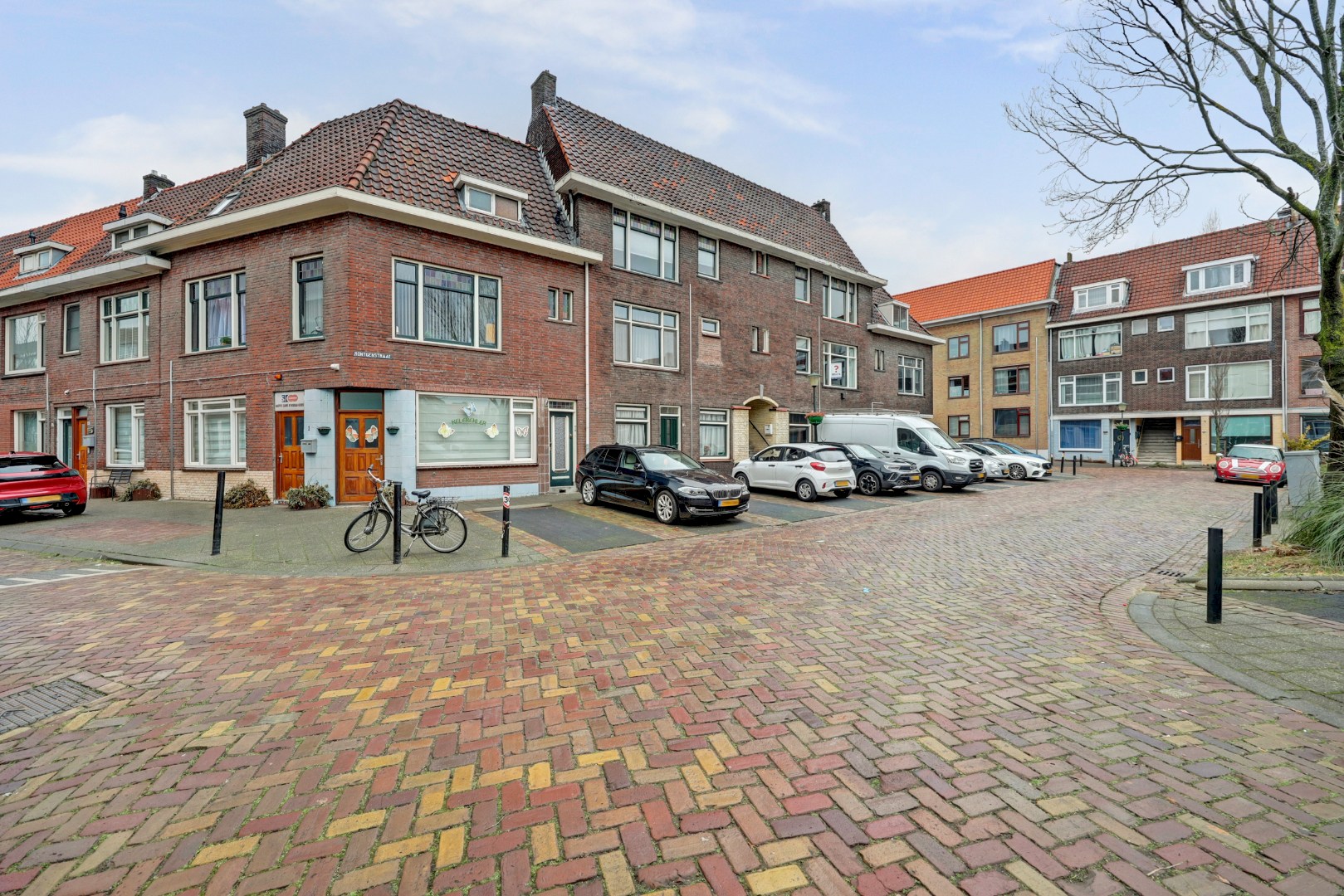 Sfeervol en karakteristiek jaren '30 bovenwoning met prachtige glas-in-lood details, 2 goede slaapkamers, ruime keuken en badkamer en gelegen op eigen grond! 