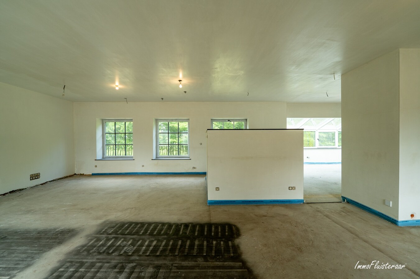 Hoogwaardige ruwbouwvilla met bijgebouw en weide 