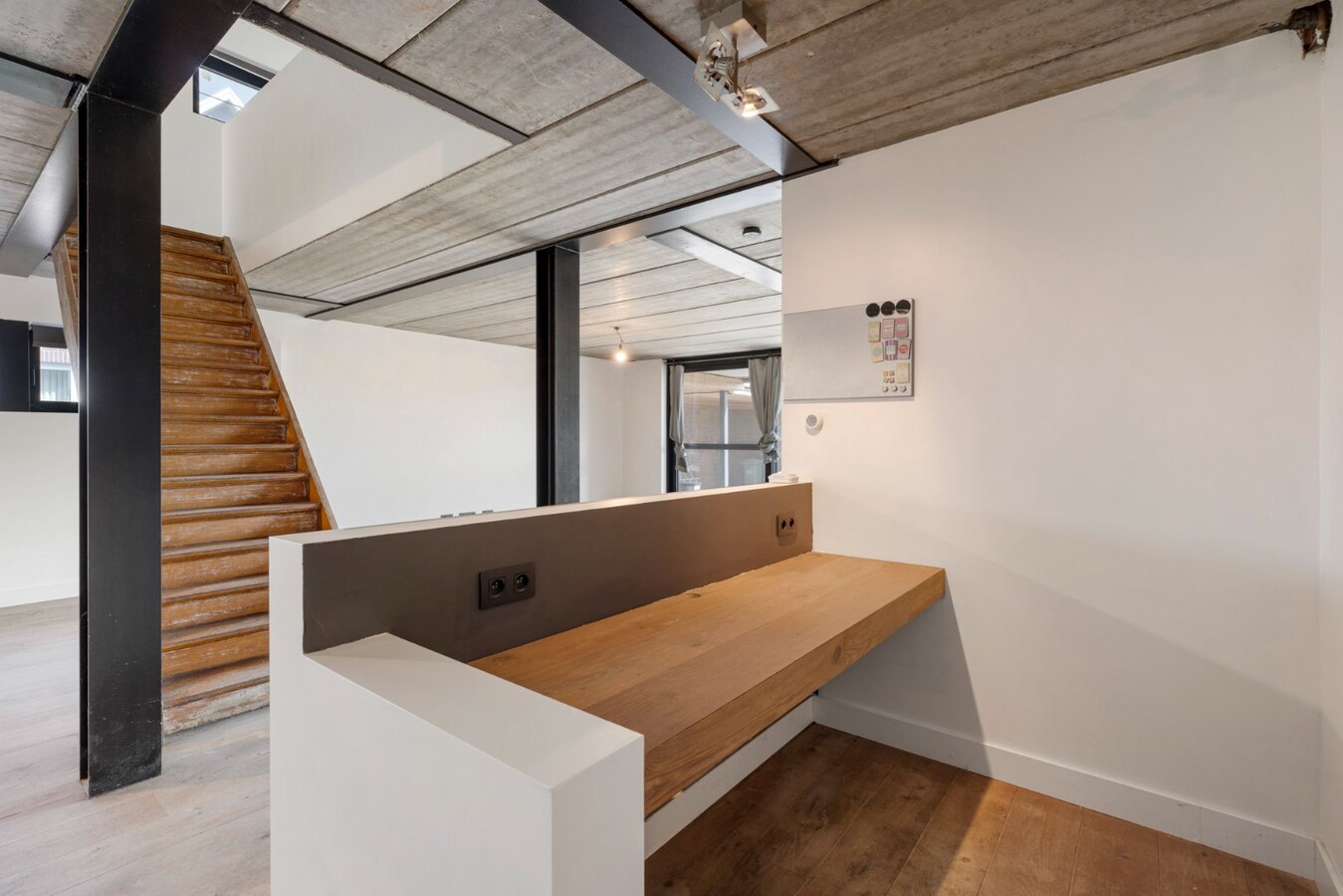 Recente, halfvrijstaande gezinswoning in een moderne bouwstijl op een perceel van 11a06ca! 