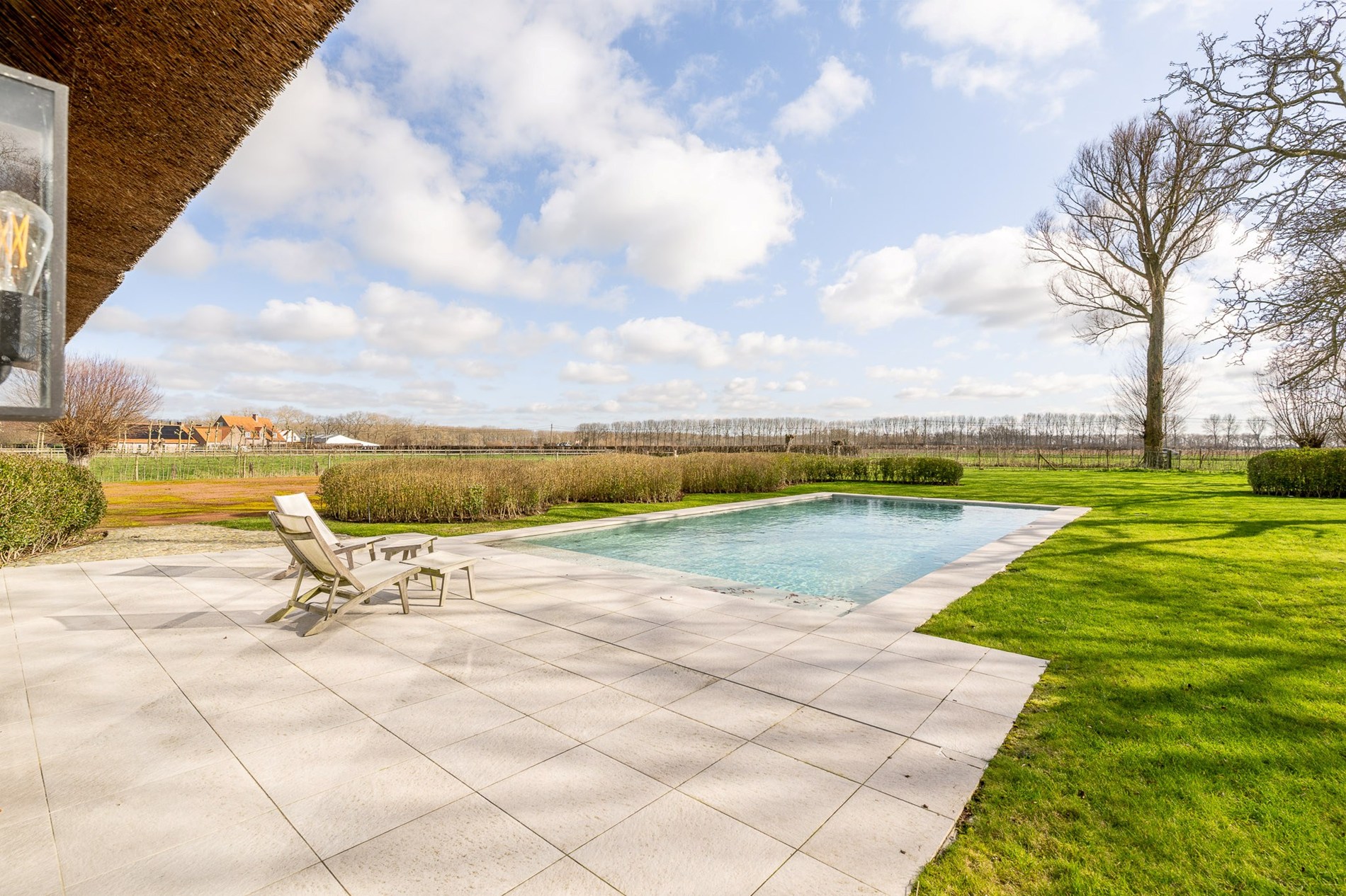 OPENDEURDAG Zaterdag 02/05 - 10u30 - 12u30 (Pereboomstraat 1 te Damme) : Uitzonderlijk gerenoveerde Hoeve met bijhuis op een domein van 1,5 hectare 