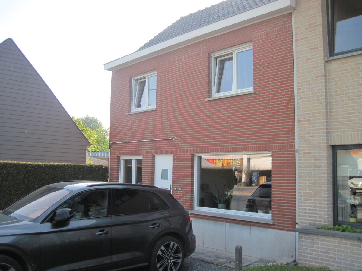 Degelijke woning met terras en tuintje. 