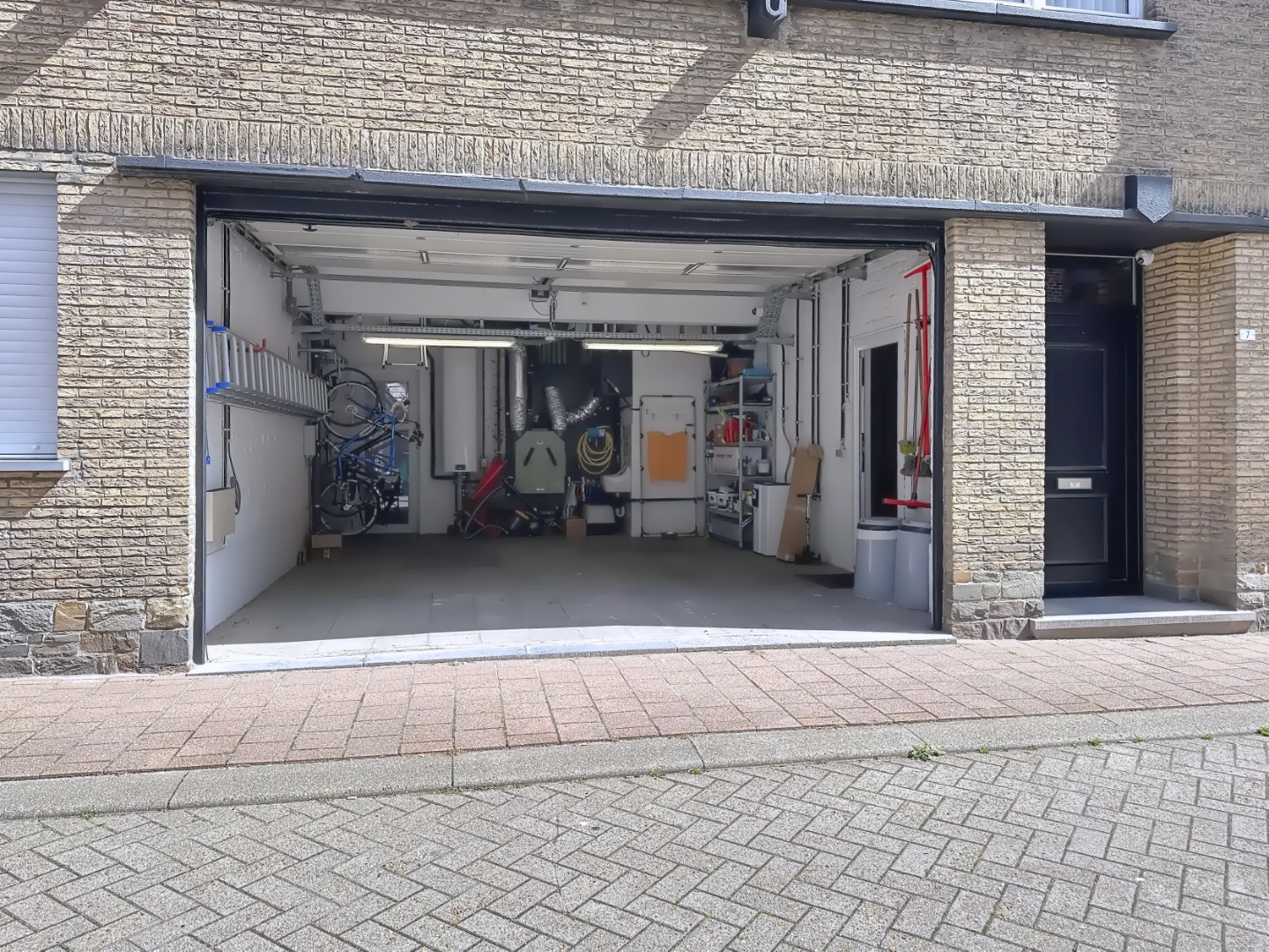 Ruime en centraal gelegen woning met dubbele garage 