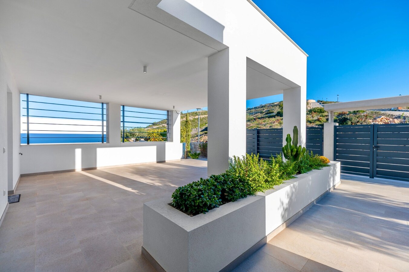 Een uitzonderlijke villa waar luxe, licht en panoramische waterzichten samenkomen. 