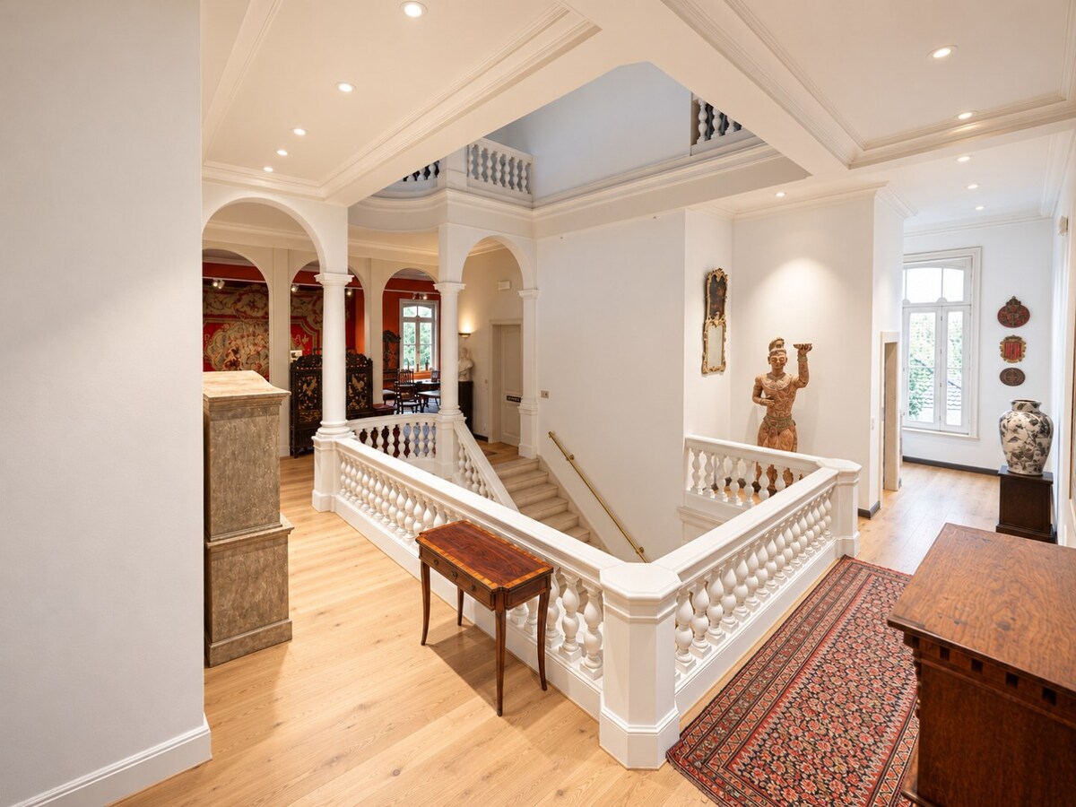 IMPOSANT KARAKTERVOL NEOCLASSICISTISCH HERENHUIS 