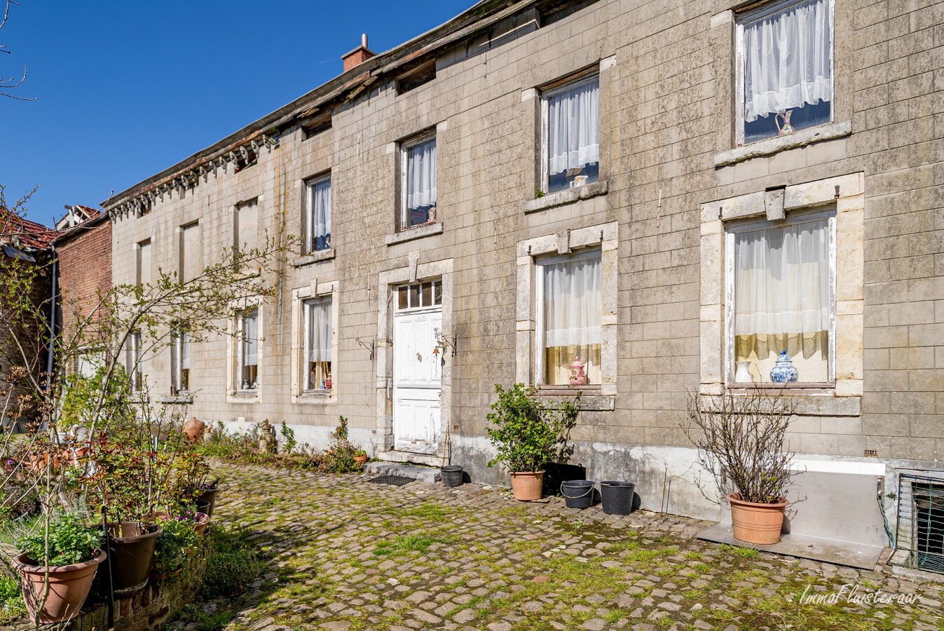 Te renoveren vierkantshoeve op een ruim perceel van ca. 2,6ha te Kortenaken 