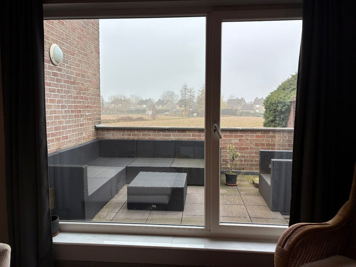 Ruim 2 slaapkamer appartement mét garage 