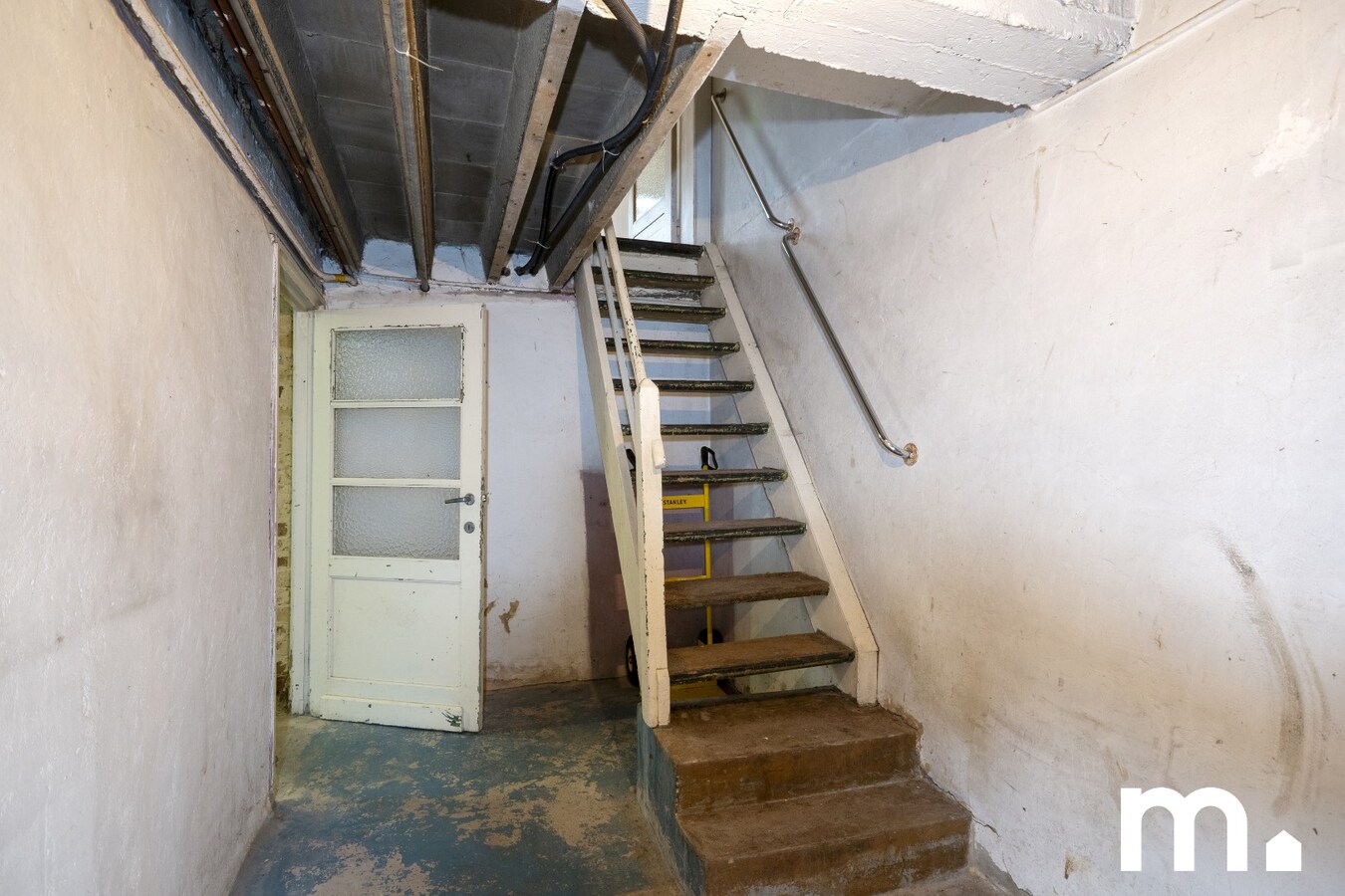 Te renoveren woning in Kortrijk met ruime zolder, zonnige tuin en dubbele garage ! 