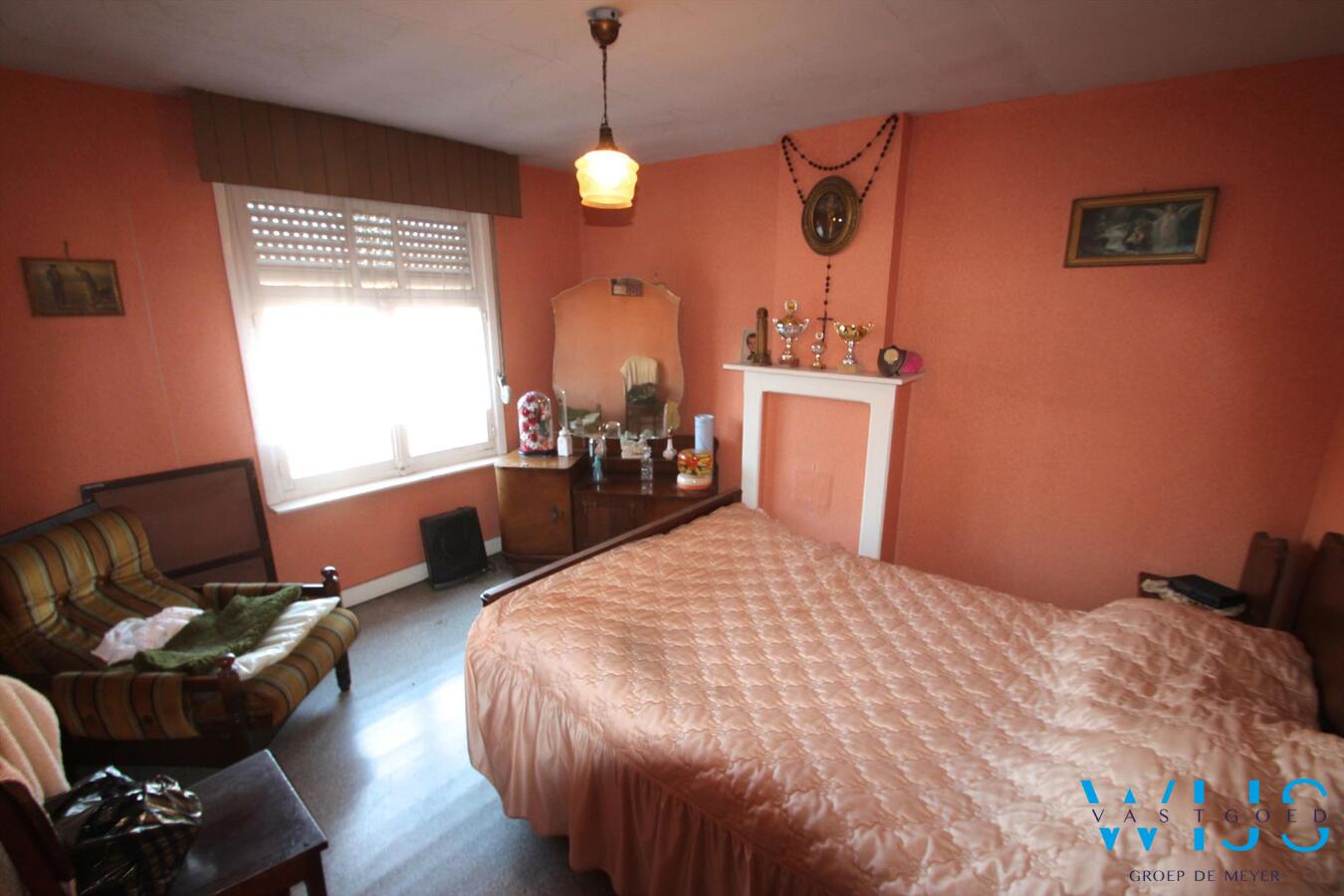 Op te frissen half- open bebouwiing op een perceel van 295m² 