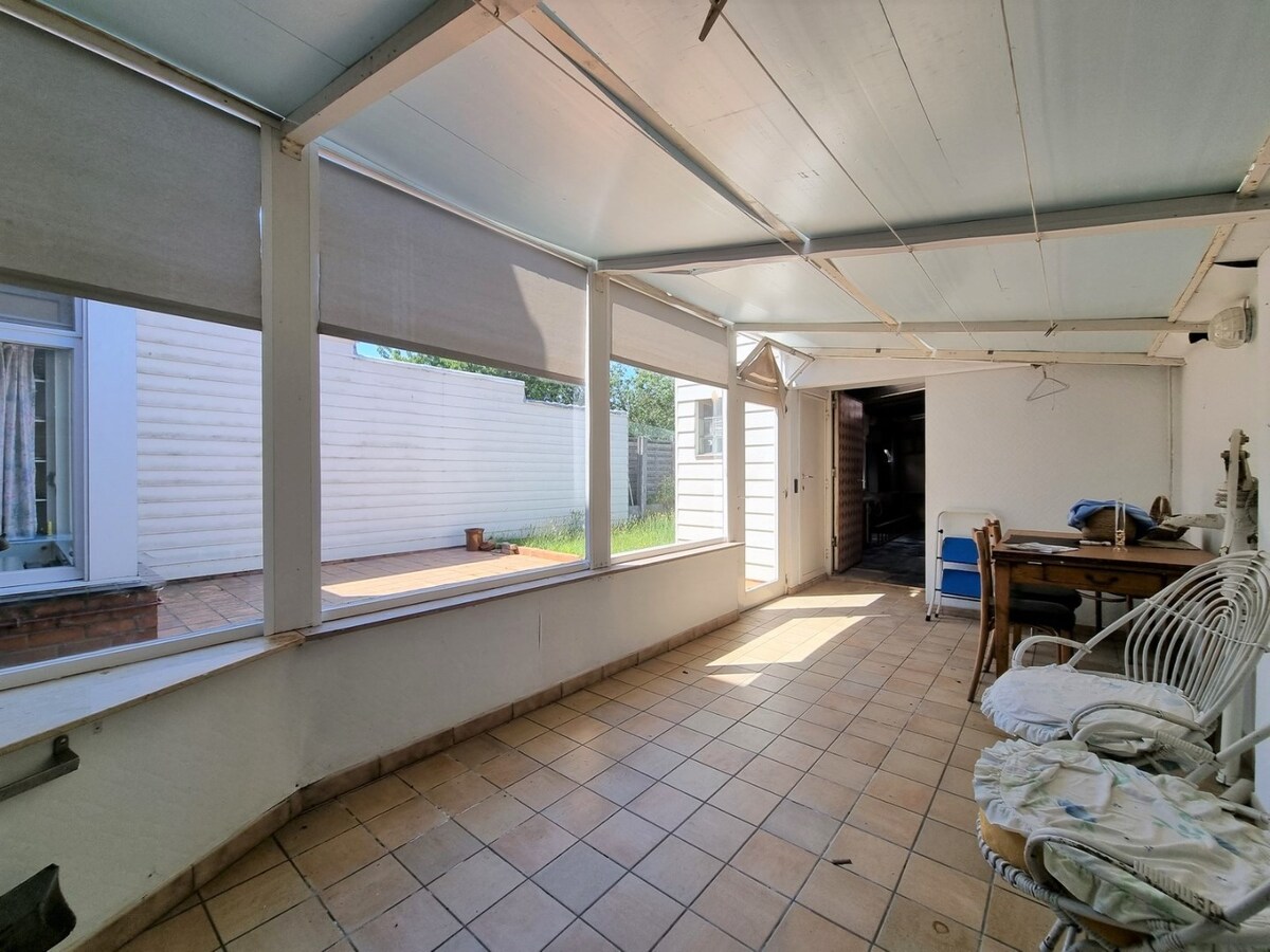 Halfopen woning met oprit, garage en grote tuin te Oudenburg 