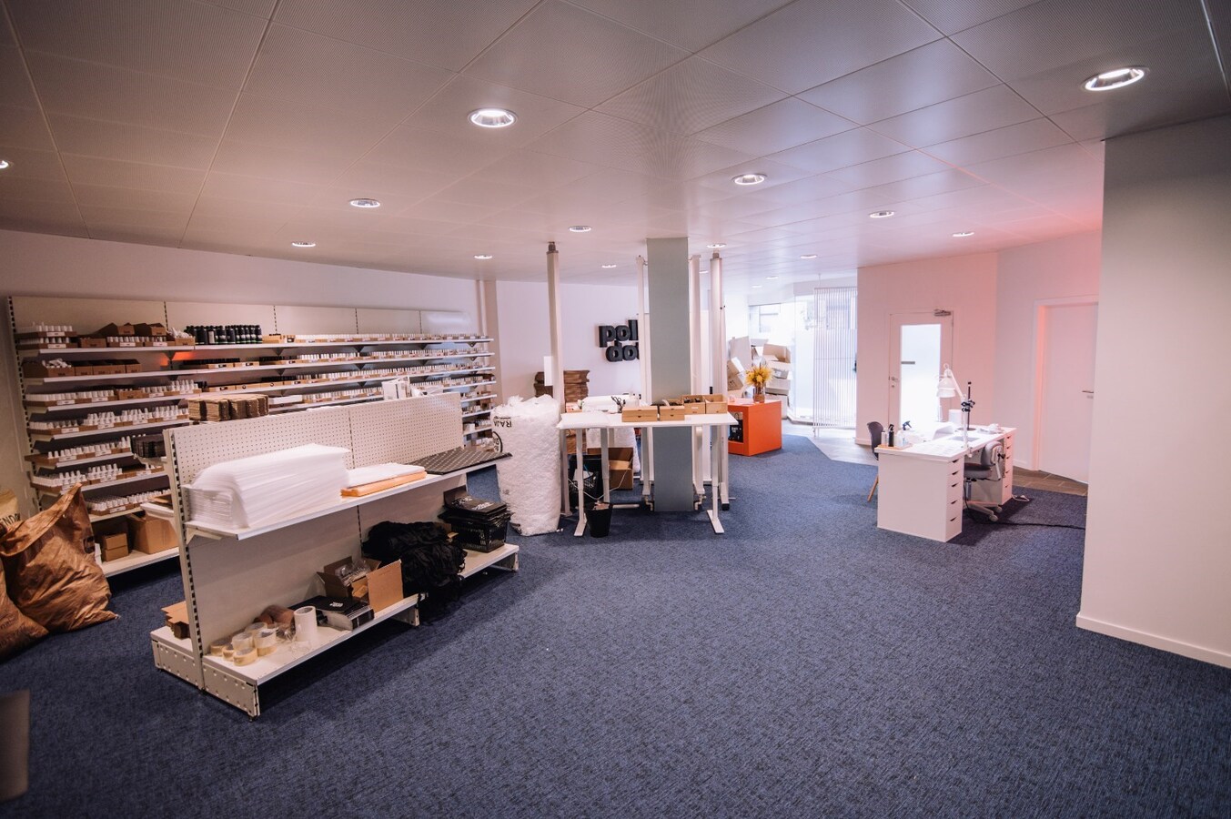 Ruim commercieel pand met parking. Uitstekende ligging nabij station en ziekenhuis. 