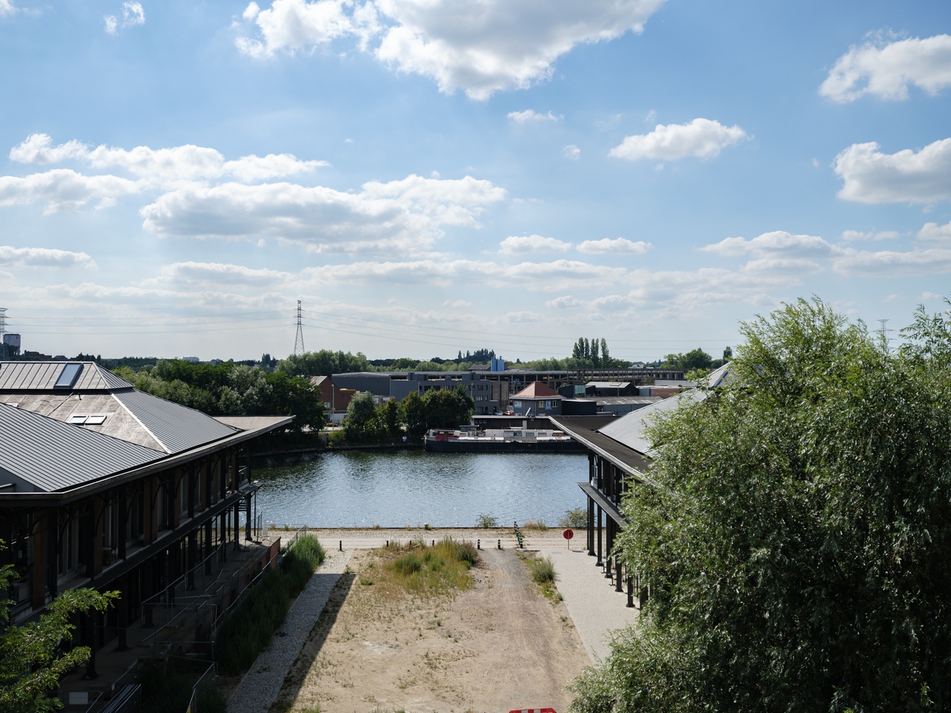 Exclusief wonen. Uitzonderlijk, luxueus en ruim (191m²) appartement met terras en fenomenaal zicht op water. 